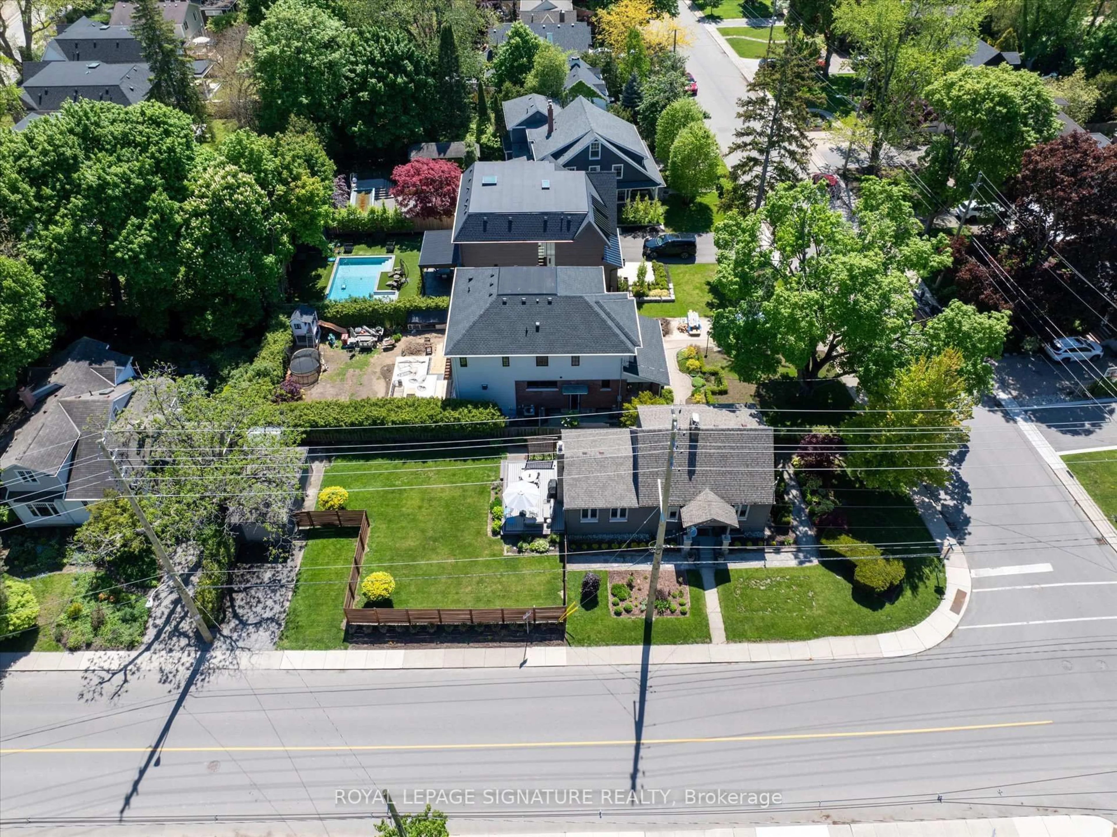 A pic from outside/outdoor area/front of a property/back of a property/a pic from drone, street for 386 Allan St, Oakville Ontario L6J 3P5