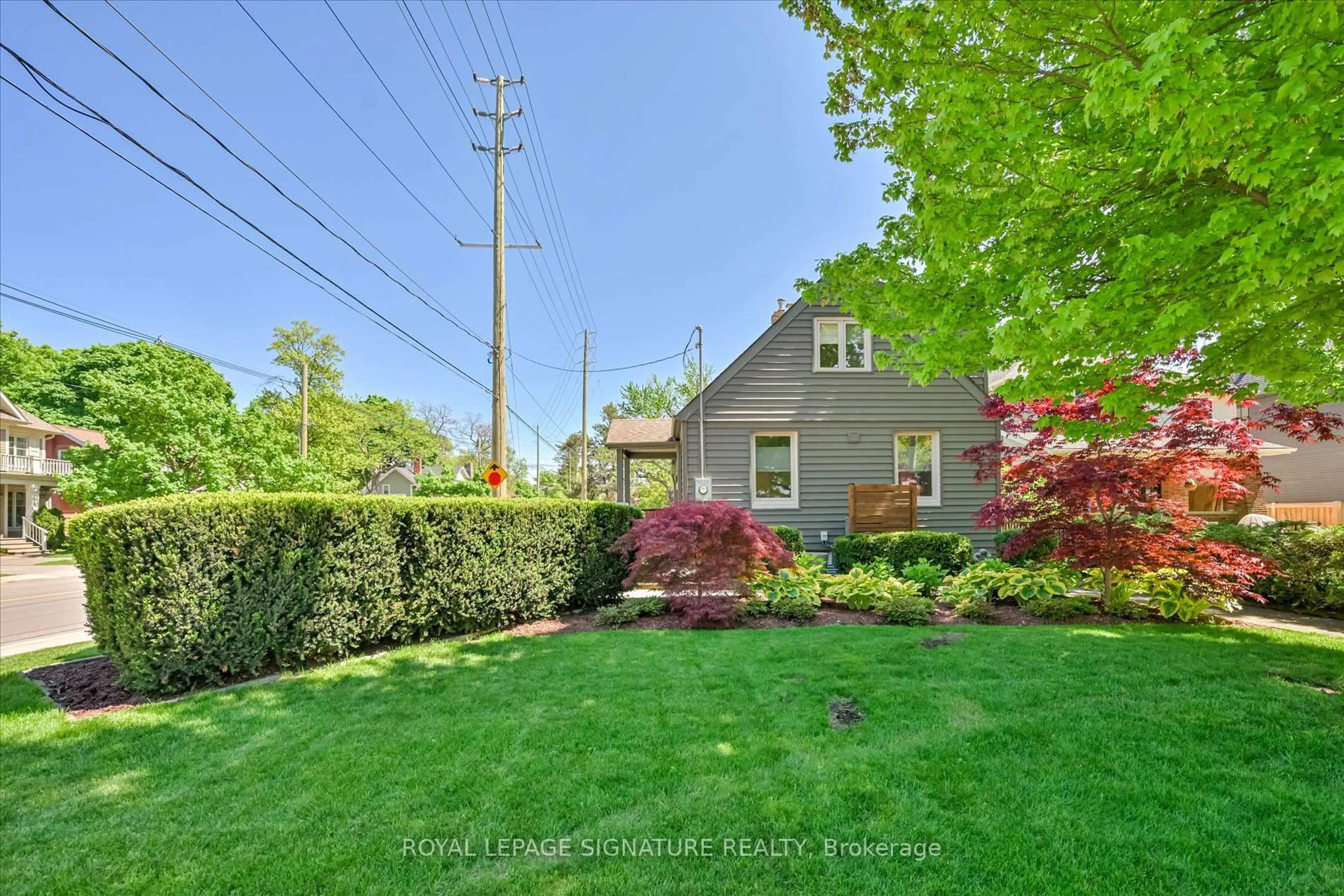 A pic from outside/outdoor area/front of a property/back of a property/a pic from drone, street for 386 Allan St, Oakville Ontario L6J 3P5