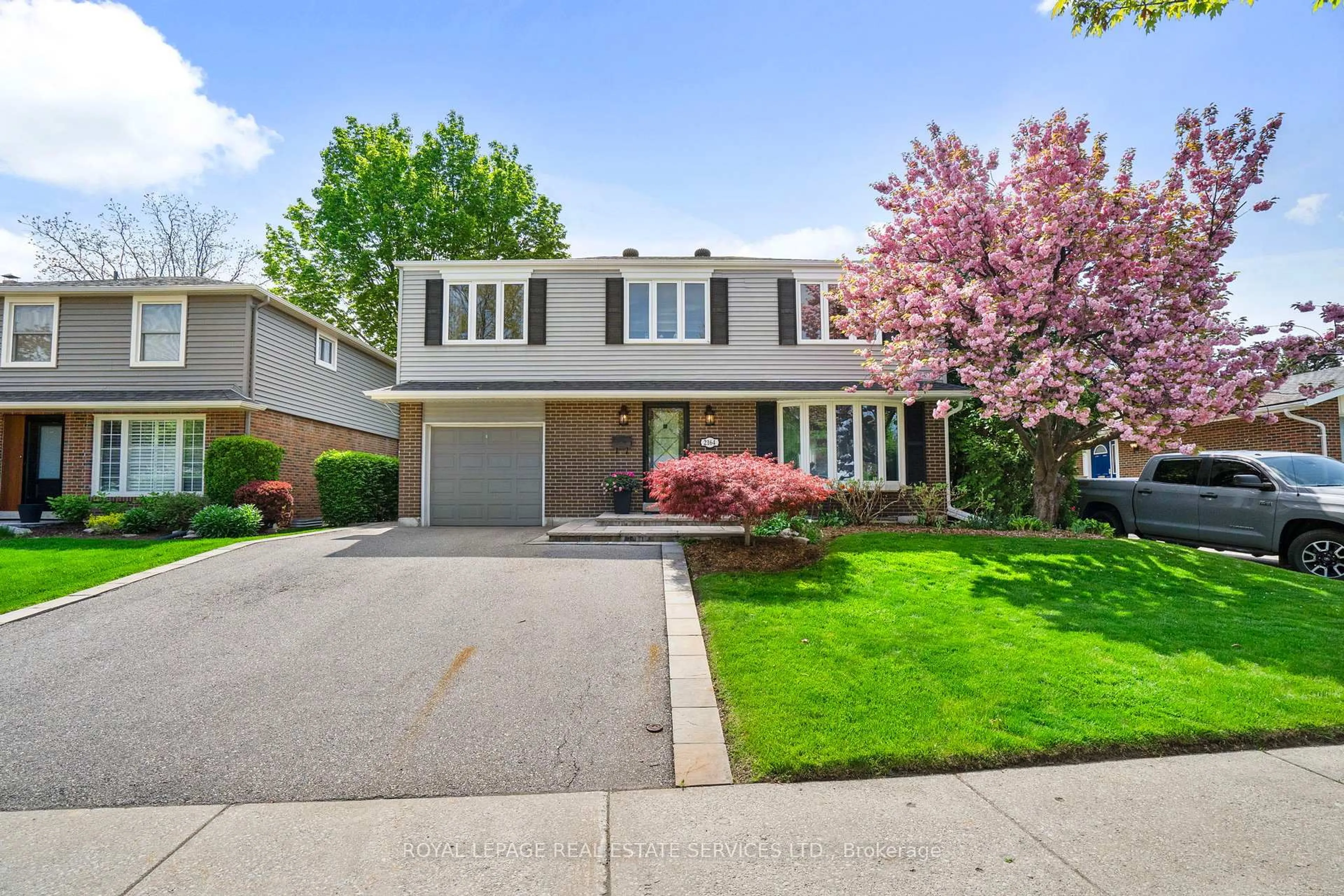 Home with vinyl exterior material, street for 2164 Perran Dr, Mississauga Ontario L5K 1M1