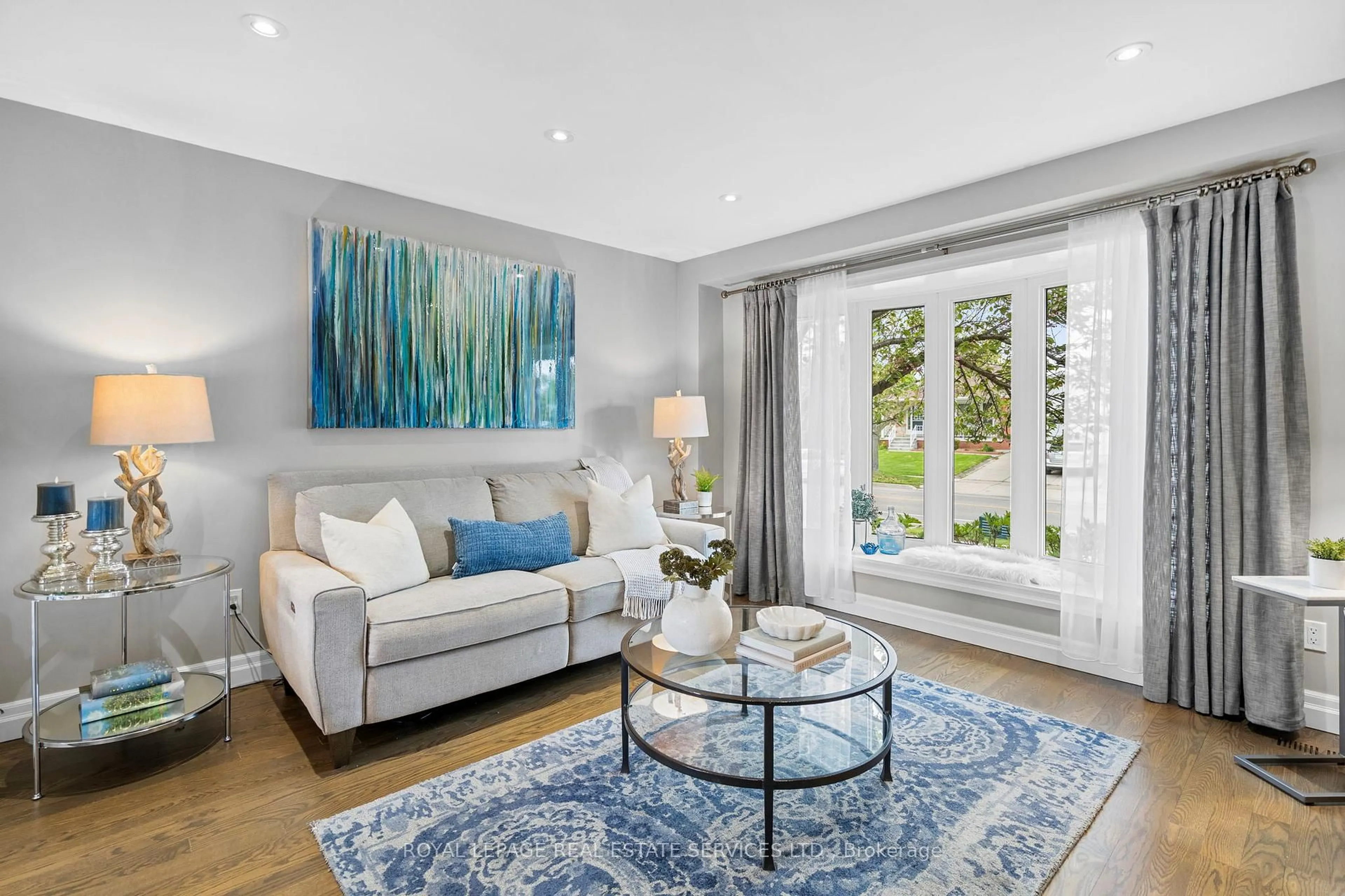 Living room with furniture, unknown for 2164 Perran Dr, Mississauga Ontario L5K 1M1