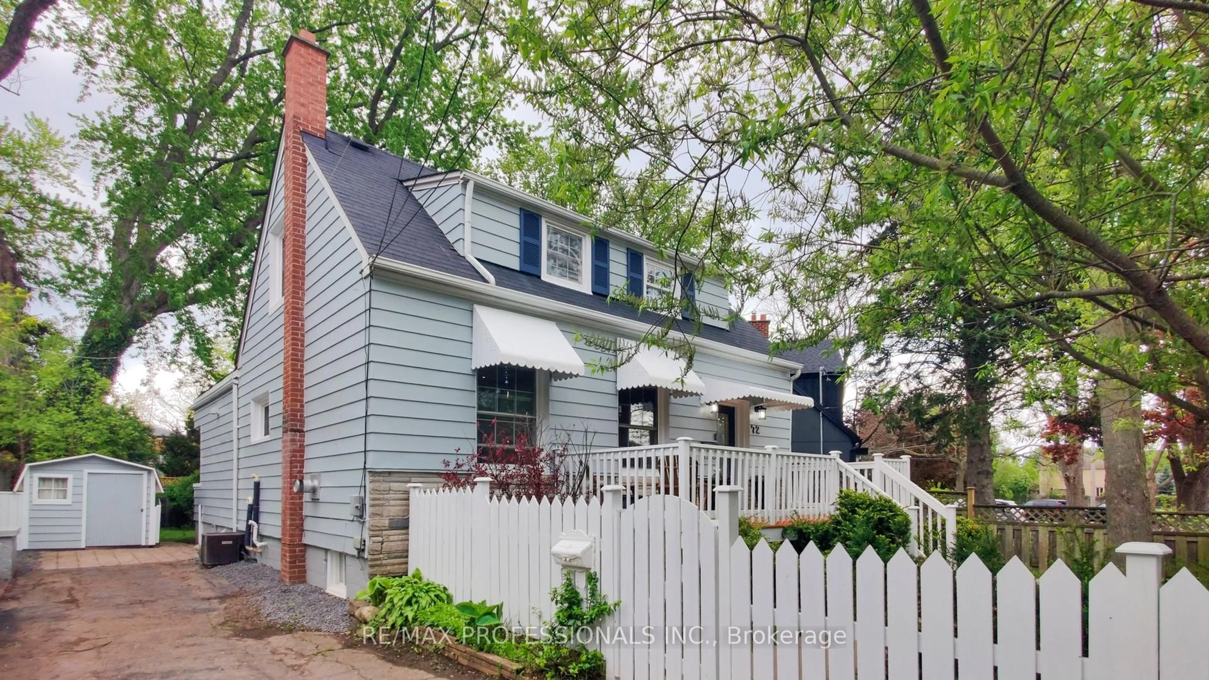 Home with vinyl exterior material, street for 72 Arcadian Circ, Toronto Ontario M8W 2Y9