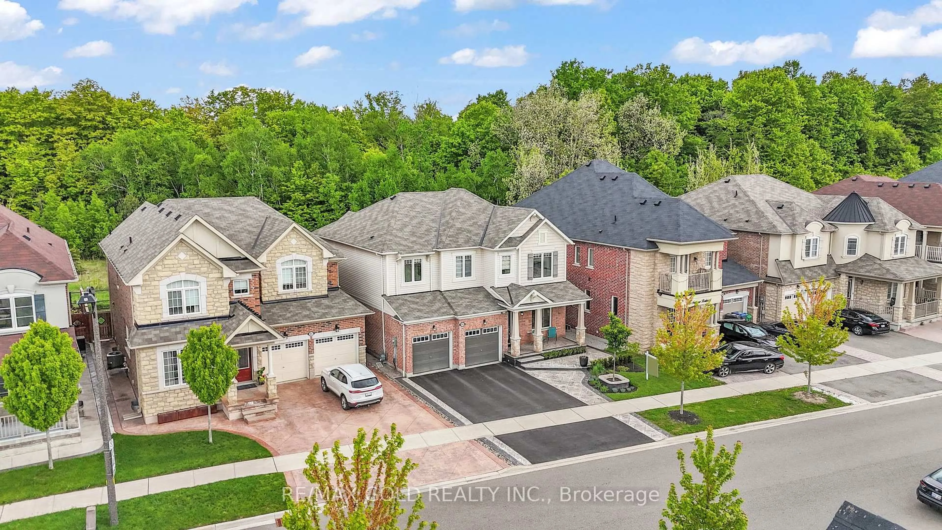 A pic from outside/outdoor area/front of a property/back of a property/a pic from drone, street for 88 Newhouse Blvd, Caledon Ontario L7C 4E4