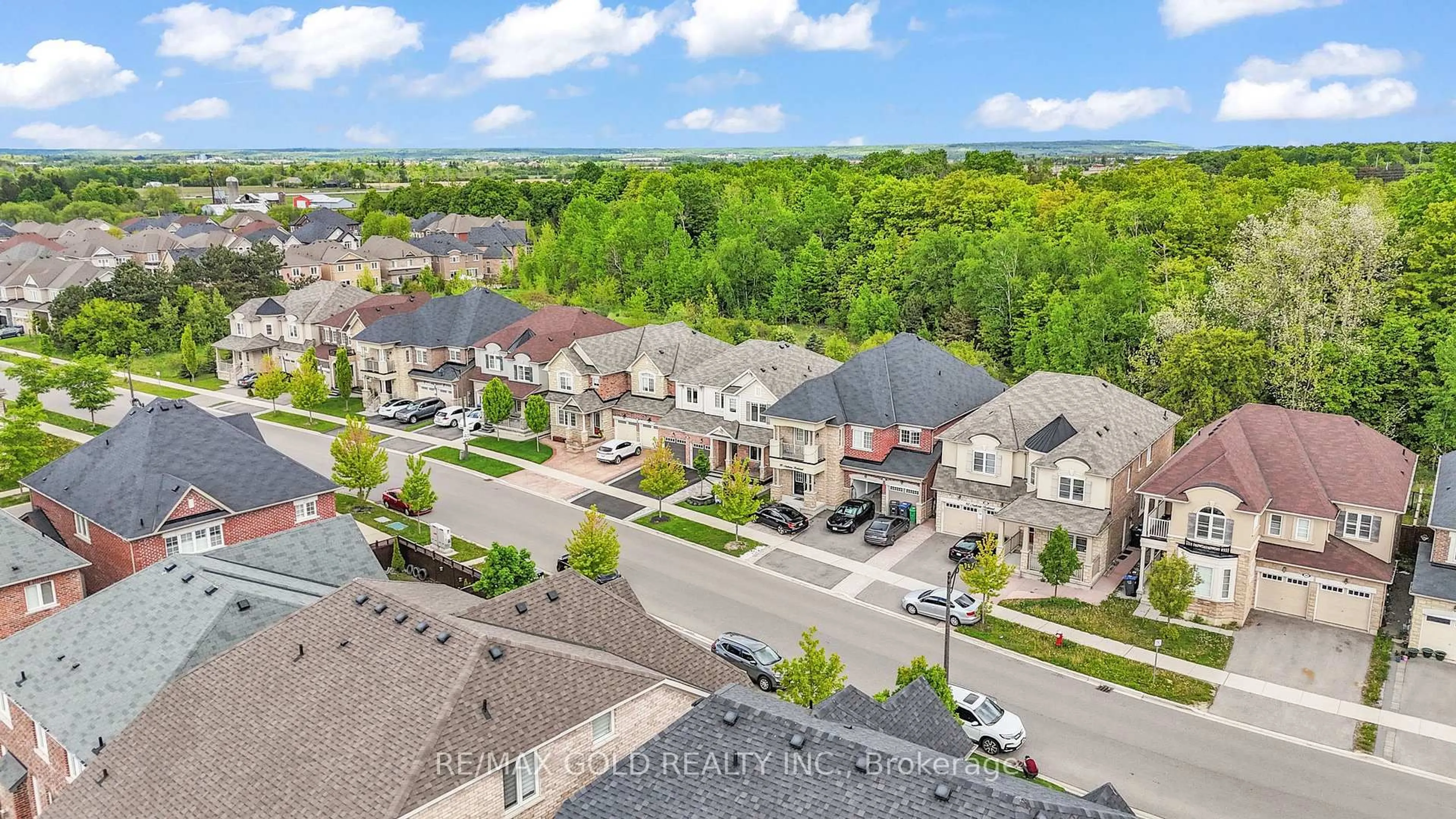 A pic from outside/outdoor area/front of a property/back of a property/a pic from drone, unknown for 88 Newhouse Blvd, Caledon Ontario L7C 4E4