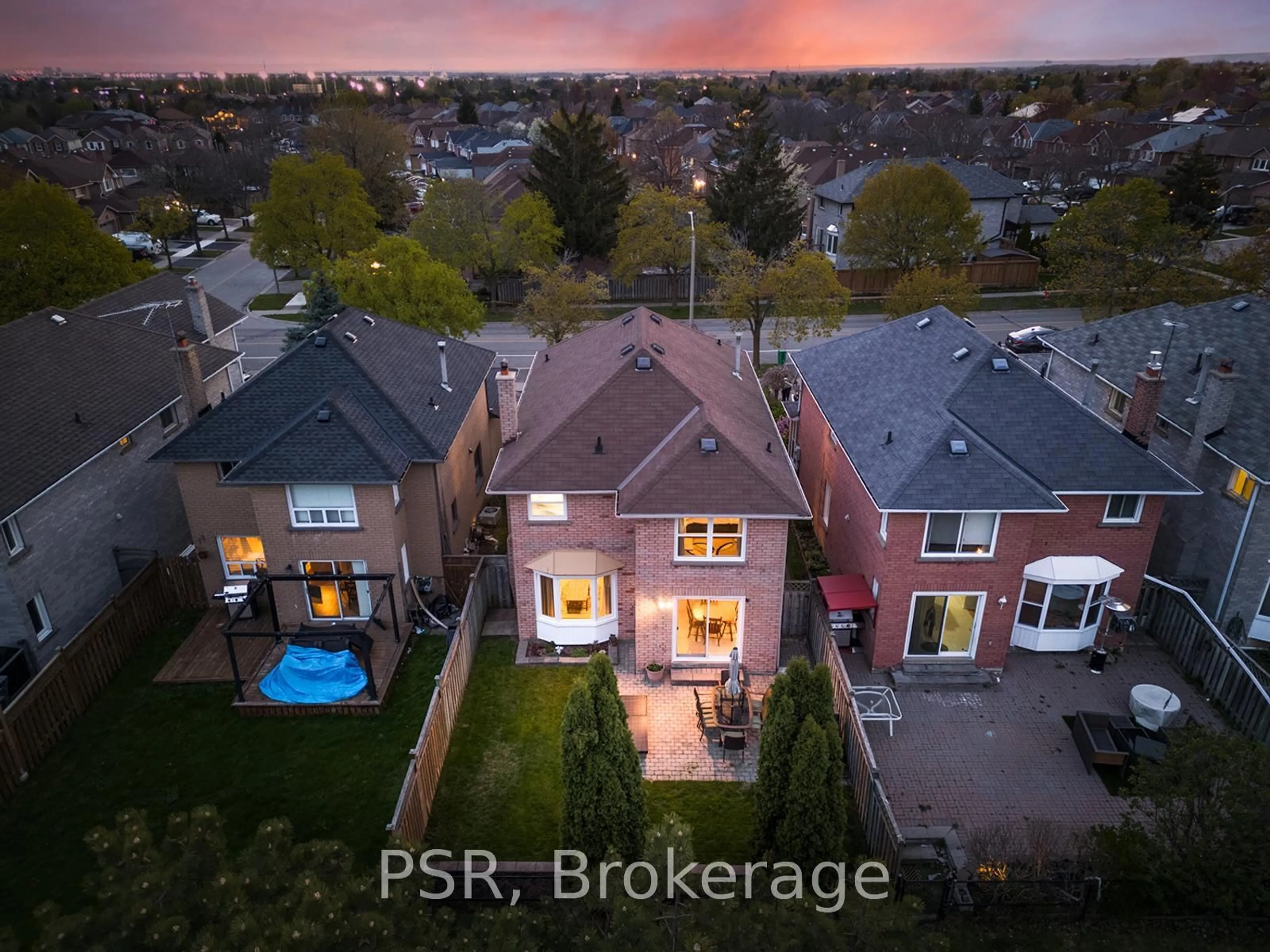 A pic from outside/outdoor area/front of a property/back of a property/a pic from drone, street for 117 Richvale Dr, Brampton Ontario L6Z 4G4