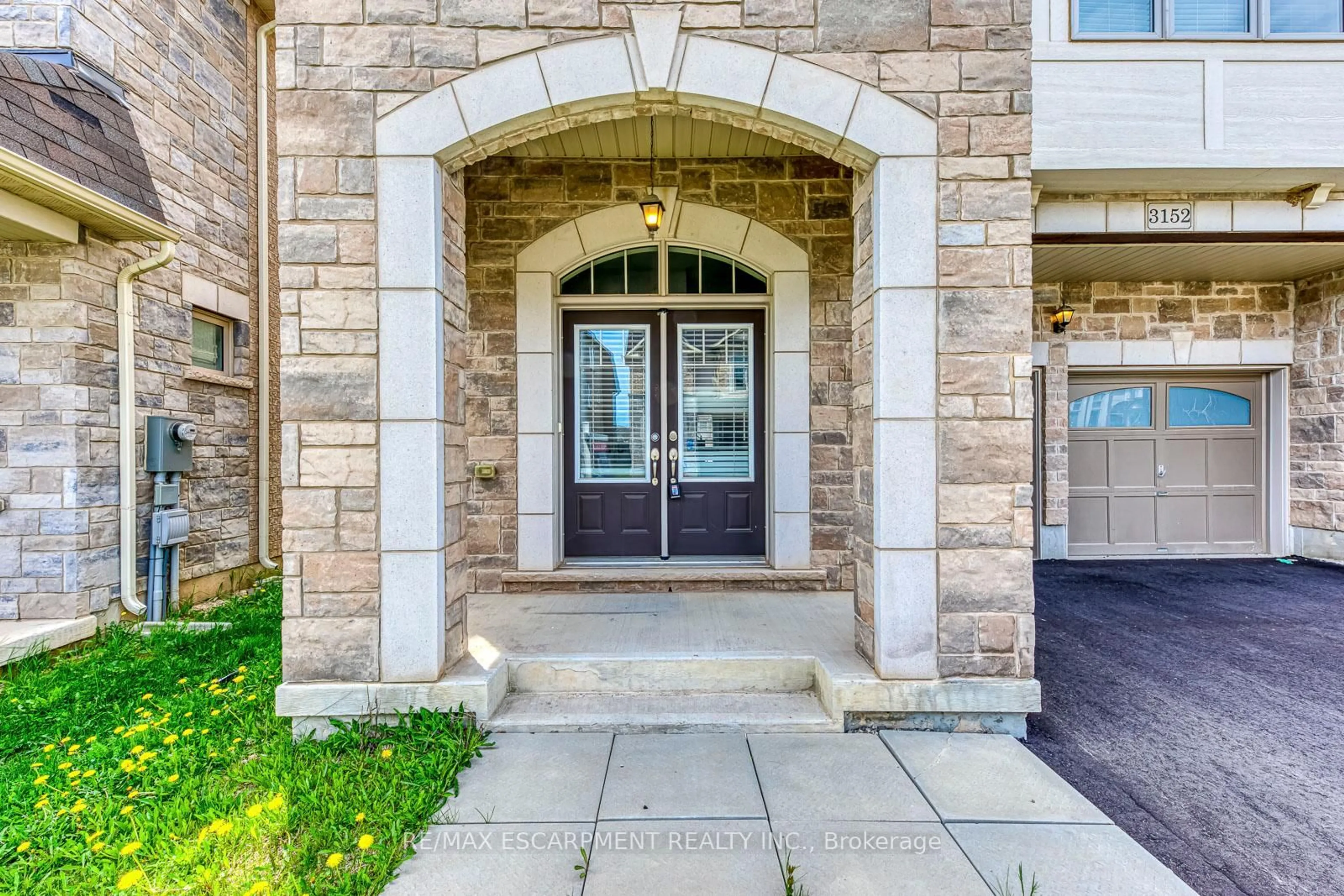 Indoor entryway for 3152 Goodyear Rd, Burlington Ontario L7M 1A2