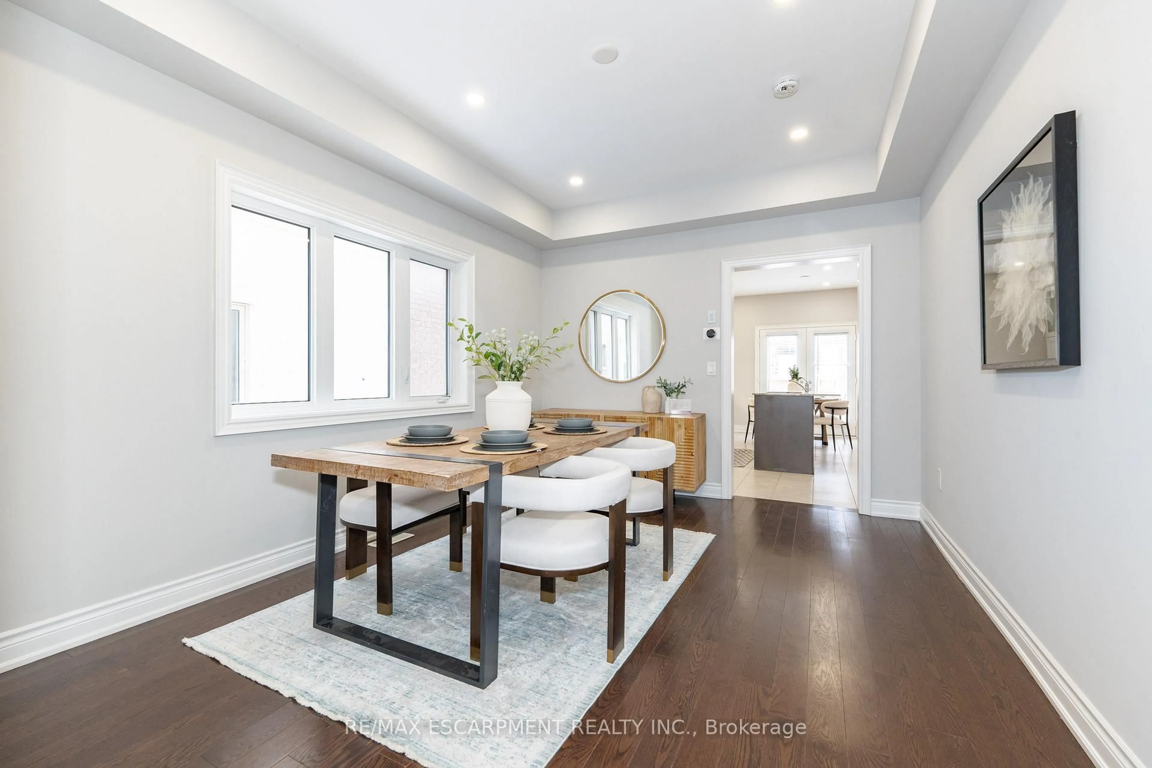 Indoor entryway for 3152 Goodyear Rd, Burlington Ontario L7M 1A2