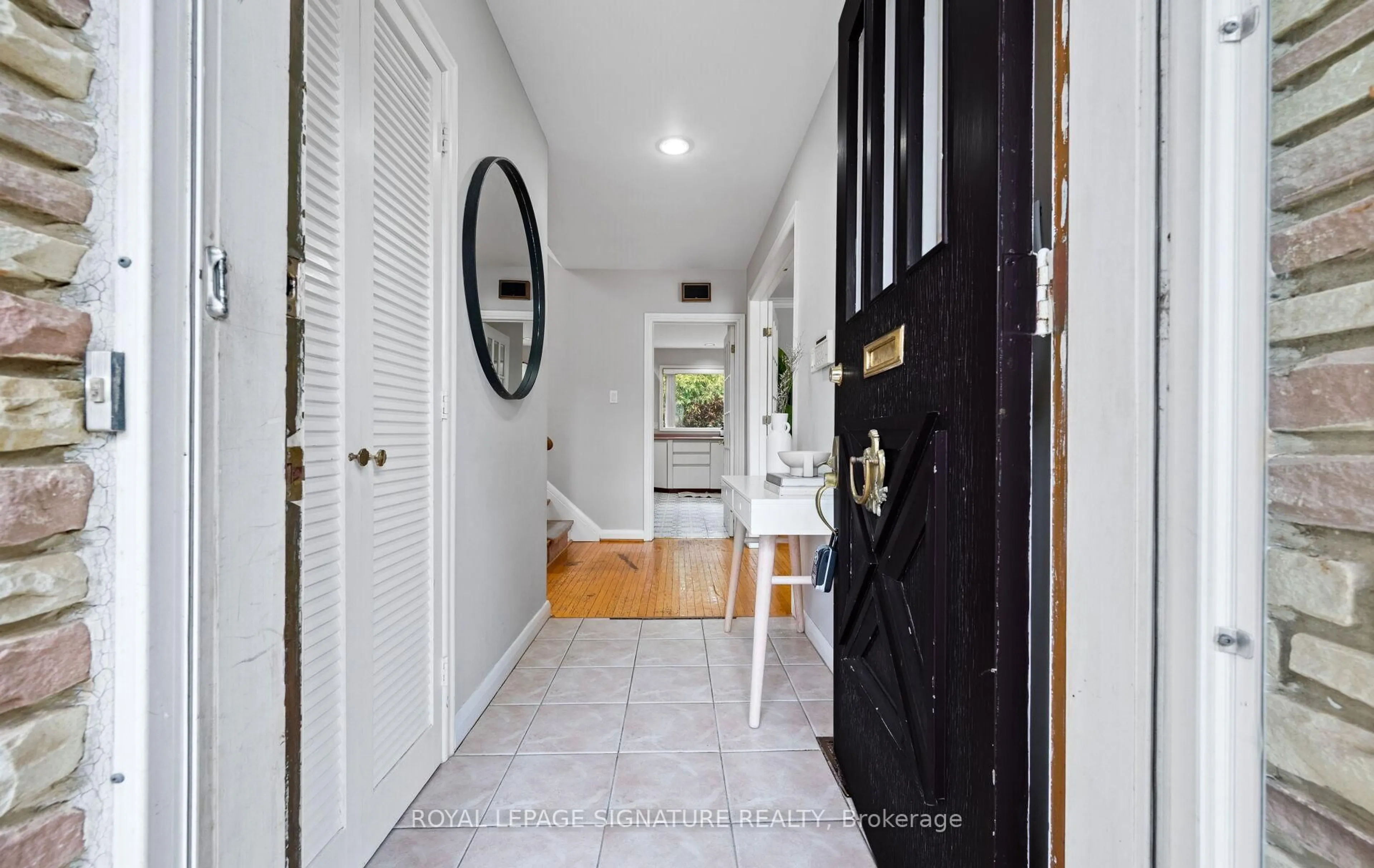 Indoor entryway for 1441 Clarkson Rd, Mississauga Ontario L5J 2W7