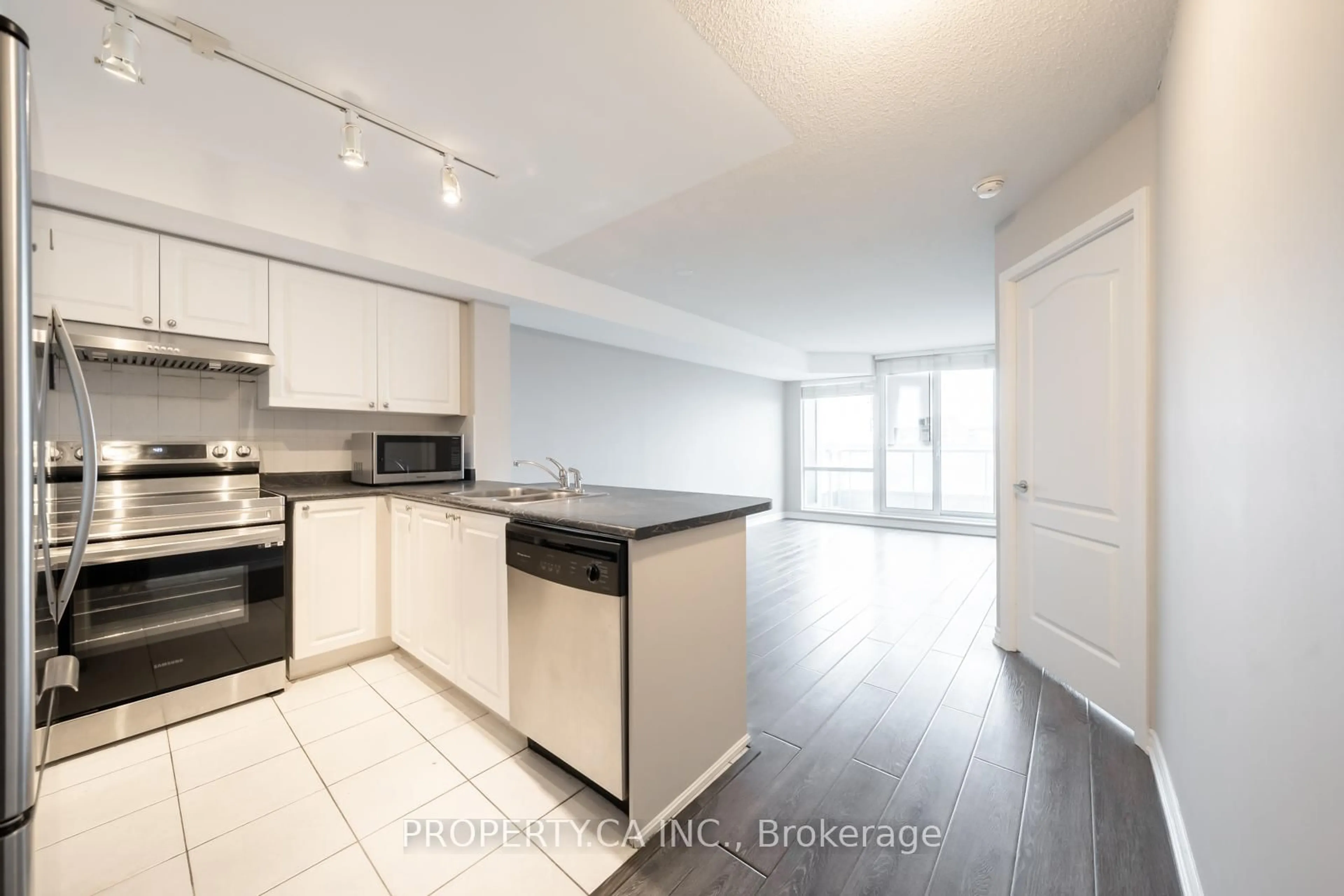 Open concept kitchen, unknown for 33 Elm Dr #2010, Mississauga Ontario L5B 4M1