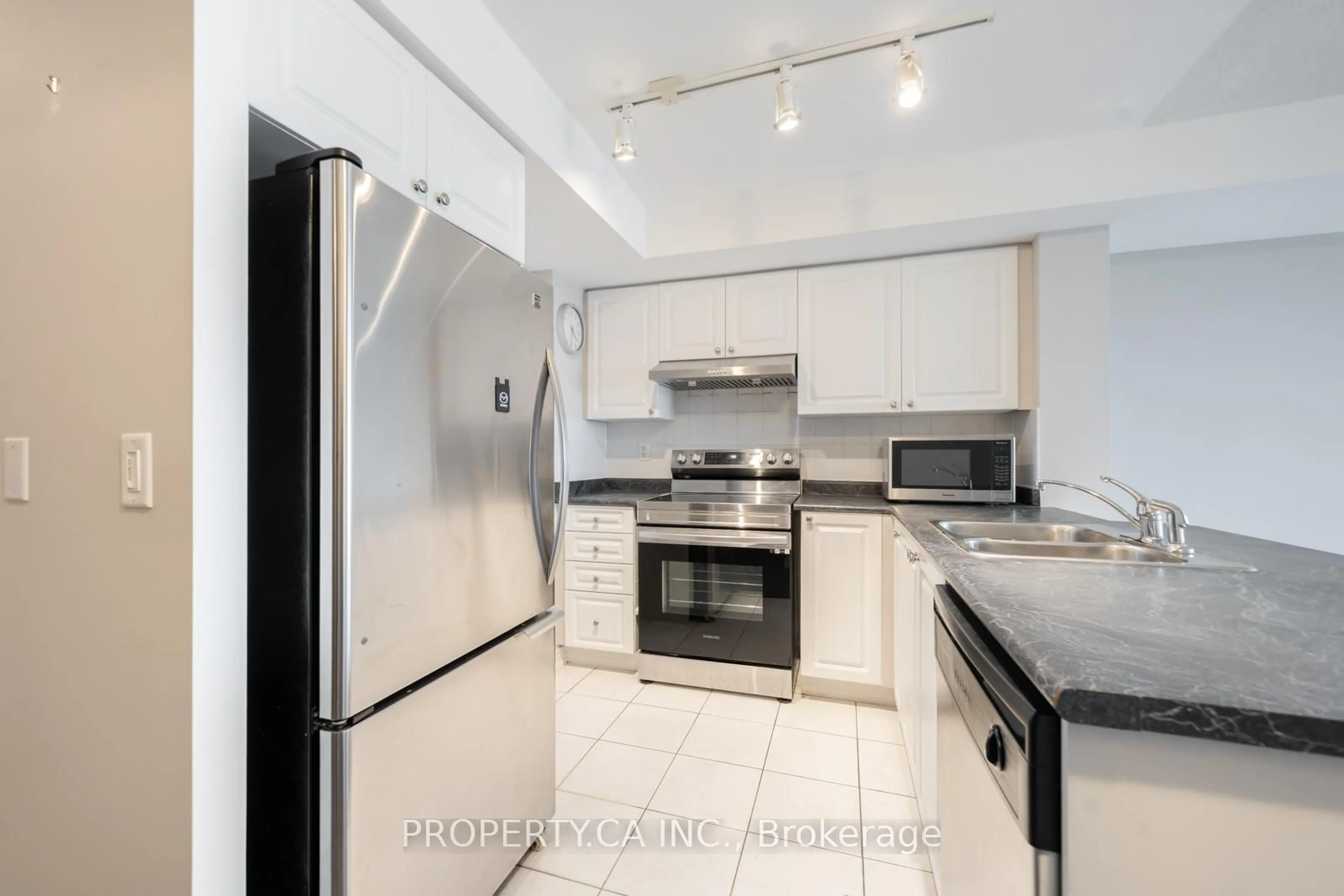Standard kitchen, unknown for 33 Elm Dr #2010, Mississauga Ontario L5B 4M1