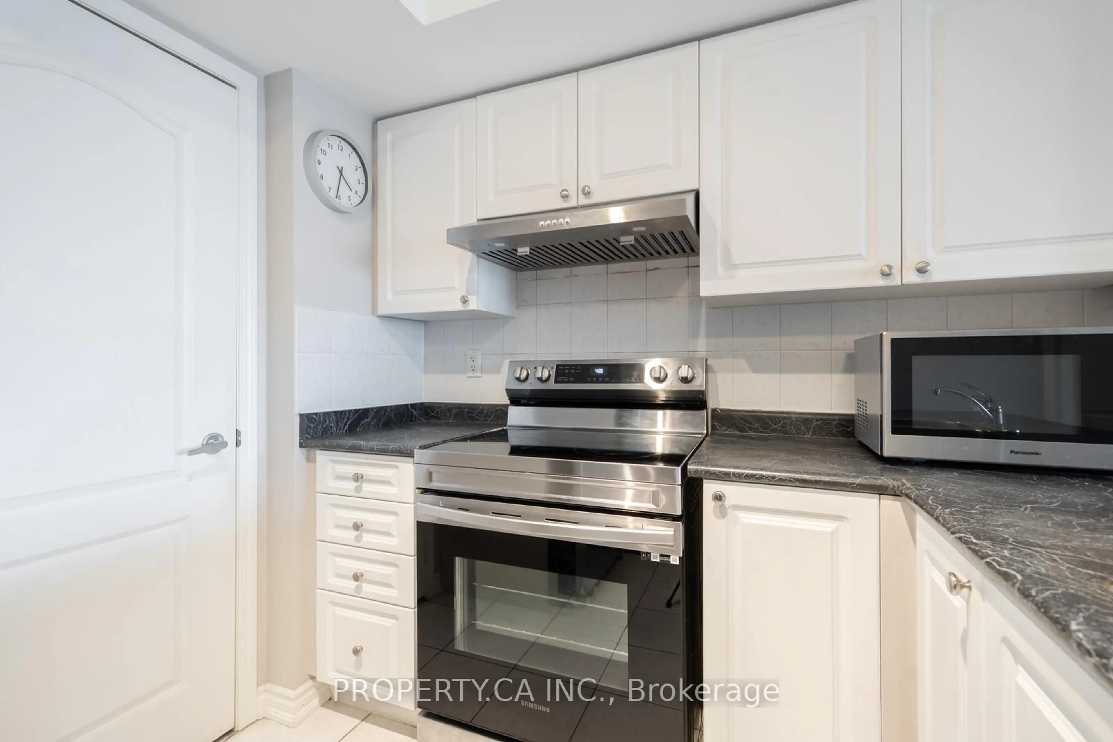 Standard kitchen, ceramic/tile floor for 33 Elm Dr #2010, Mississauga Ontario L5B 4M1