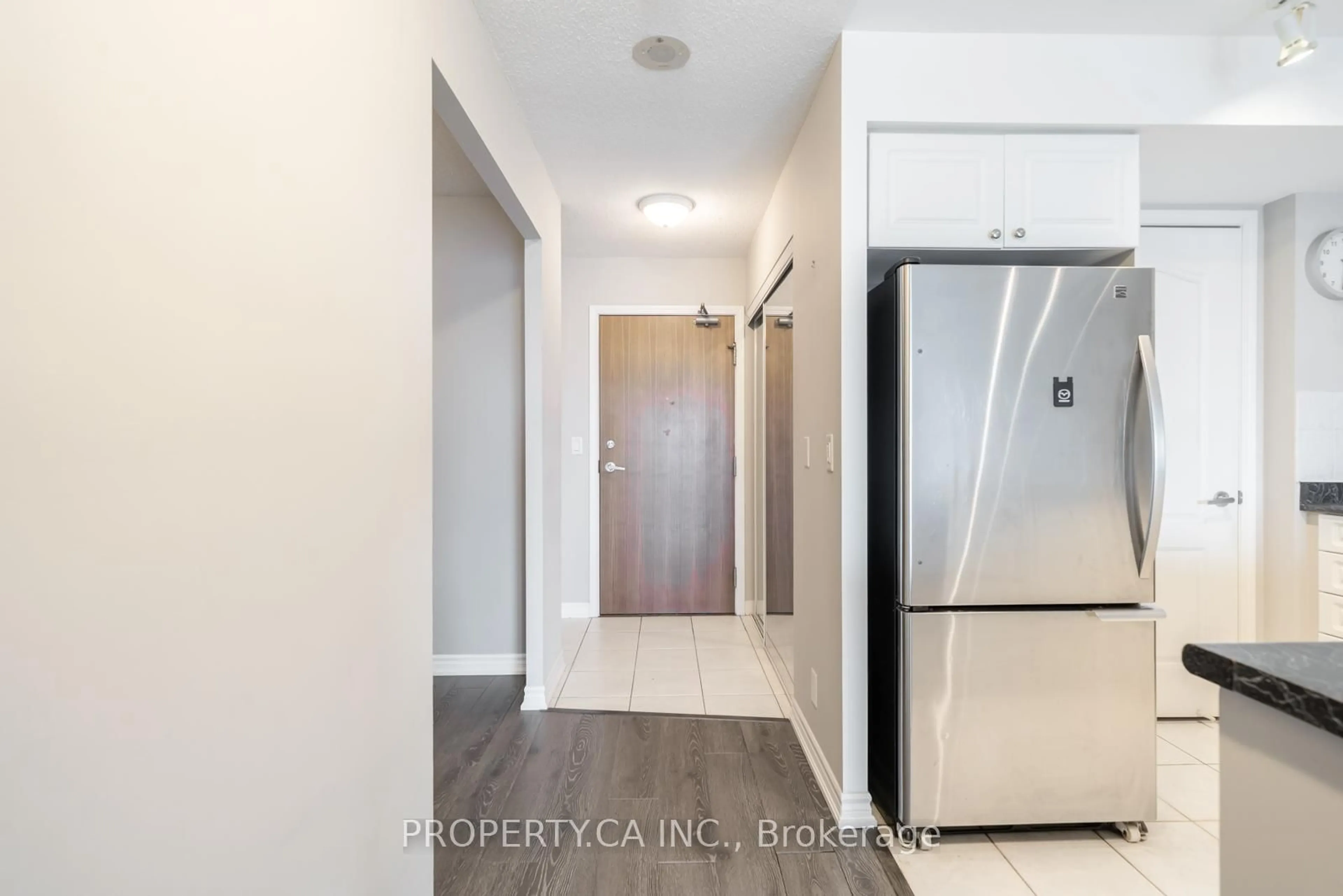 Indoor entryway for 33 Elm Dr #2010, Mississauga Ontario L5B 4M1