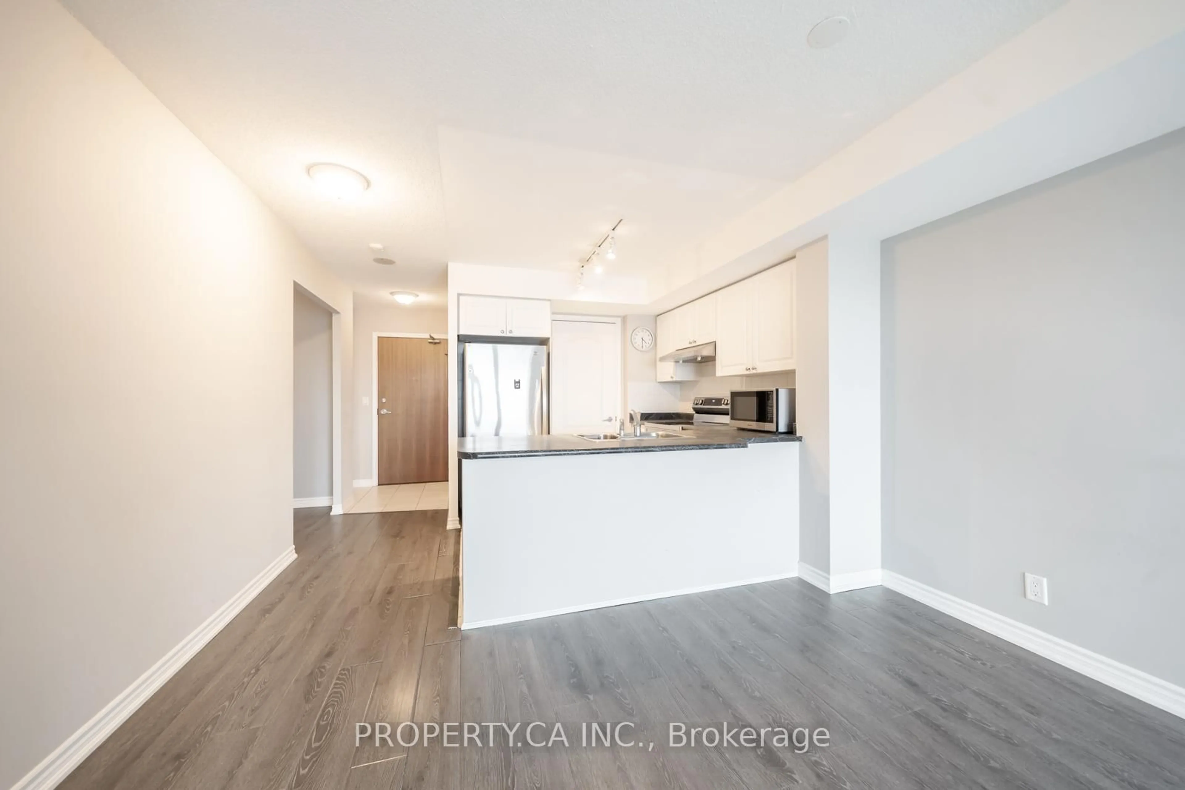 Open concept kitchen, unknown for 33 Elm Dr #2010, Mississauga Ontario L5B 4M1