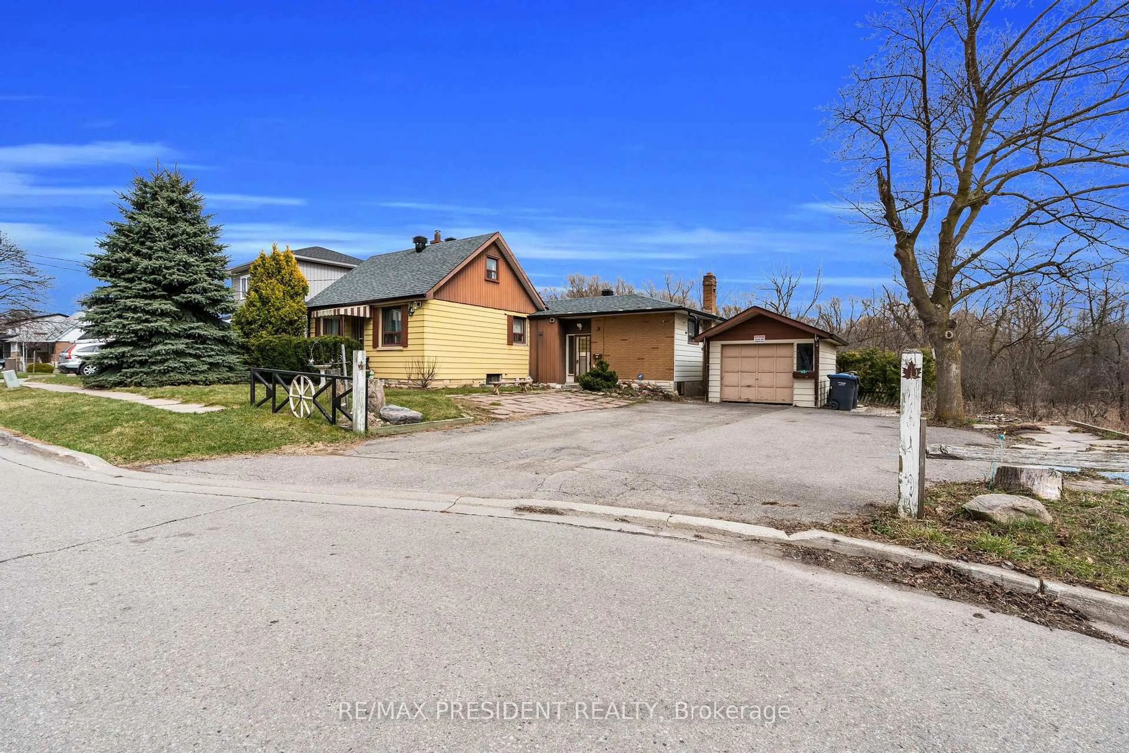 A pic from outside/outdoor area/front of a property/back of a property/a pic from drone, street for 61 Royce Ave, Brampton Ontario L6Y 1J8