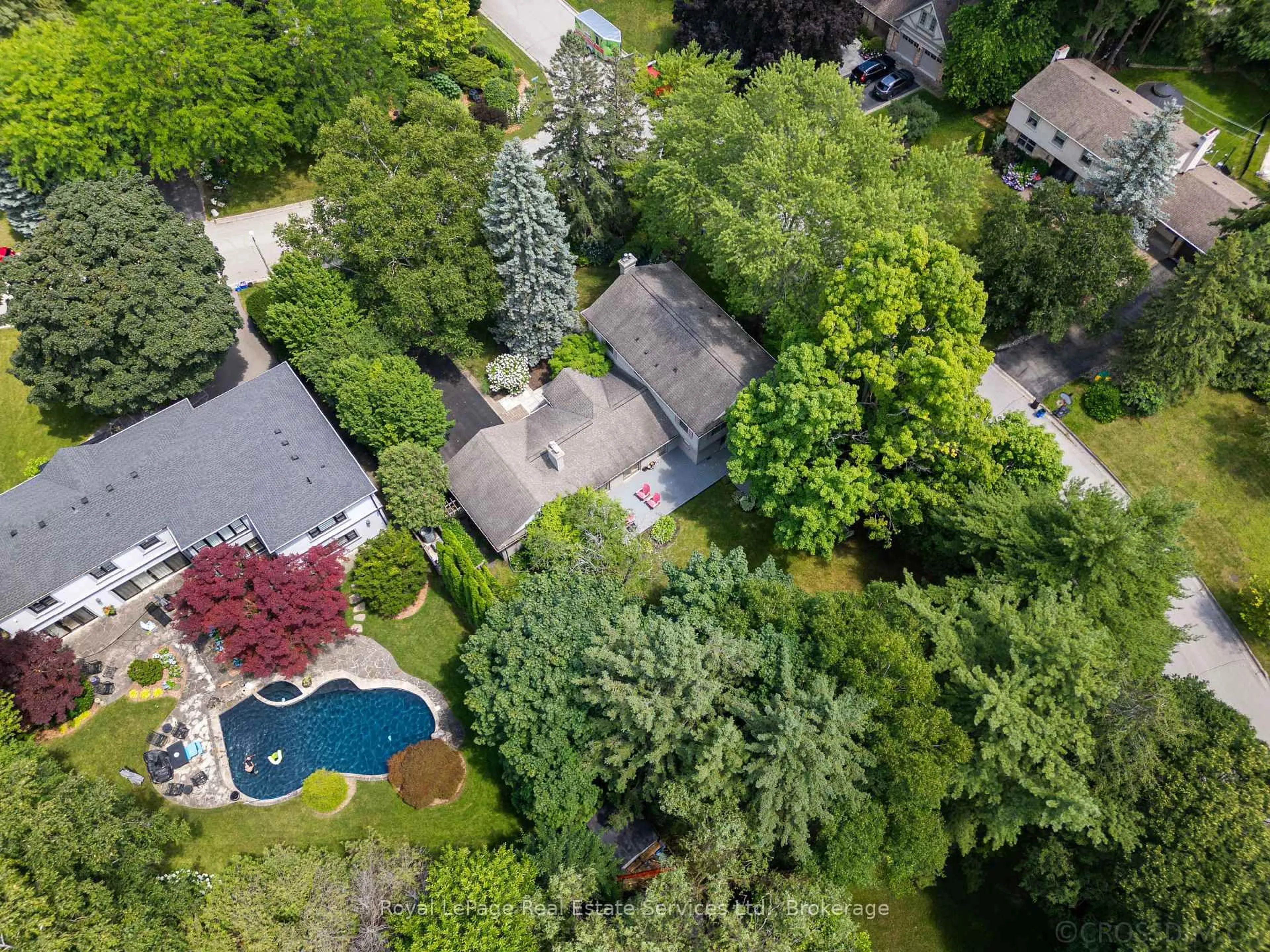 A pic from outside/outdoor area/front of a property/back of a property/a pic from drone, forest/trees view for 250 Dalewood Dr, Oakville Ontario L6J 4P3