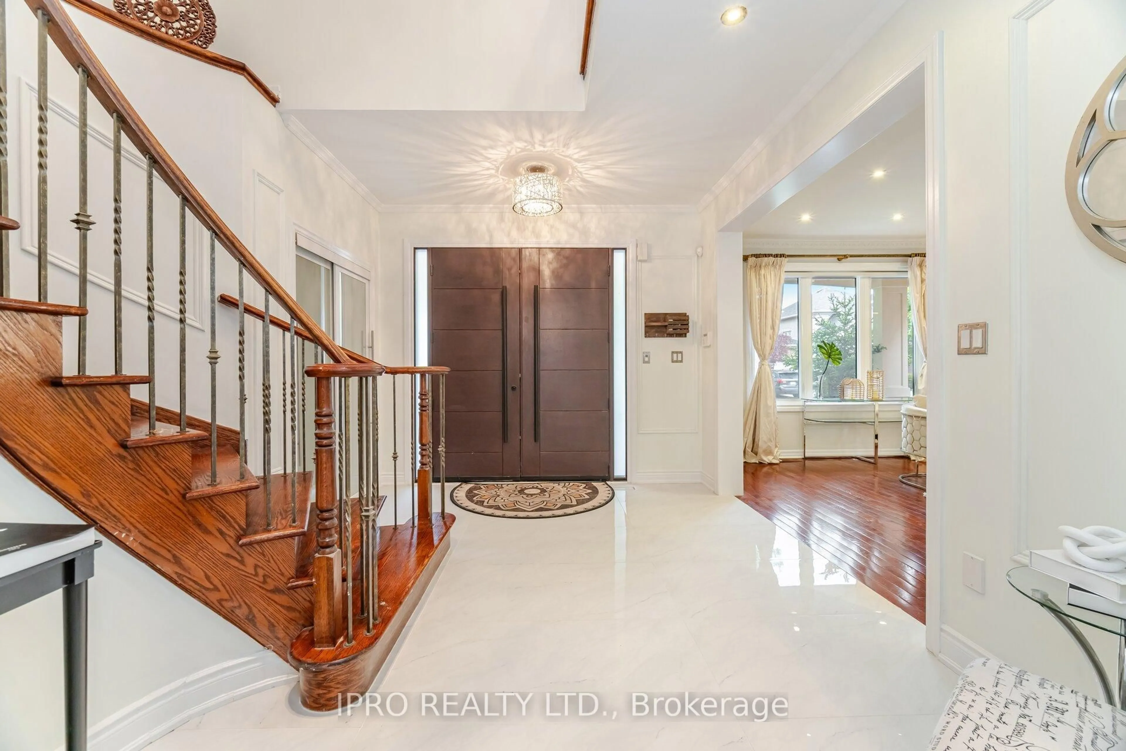 Indoor foyer for 2185 Highcliffe Way, Oakville Ontario L6M 5B7