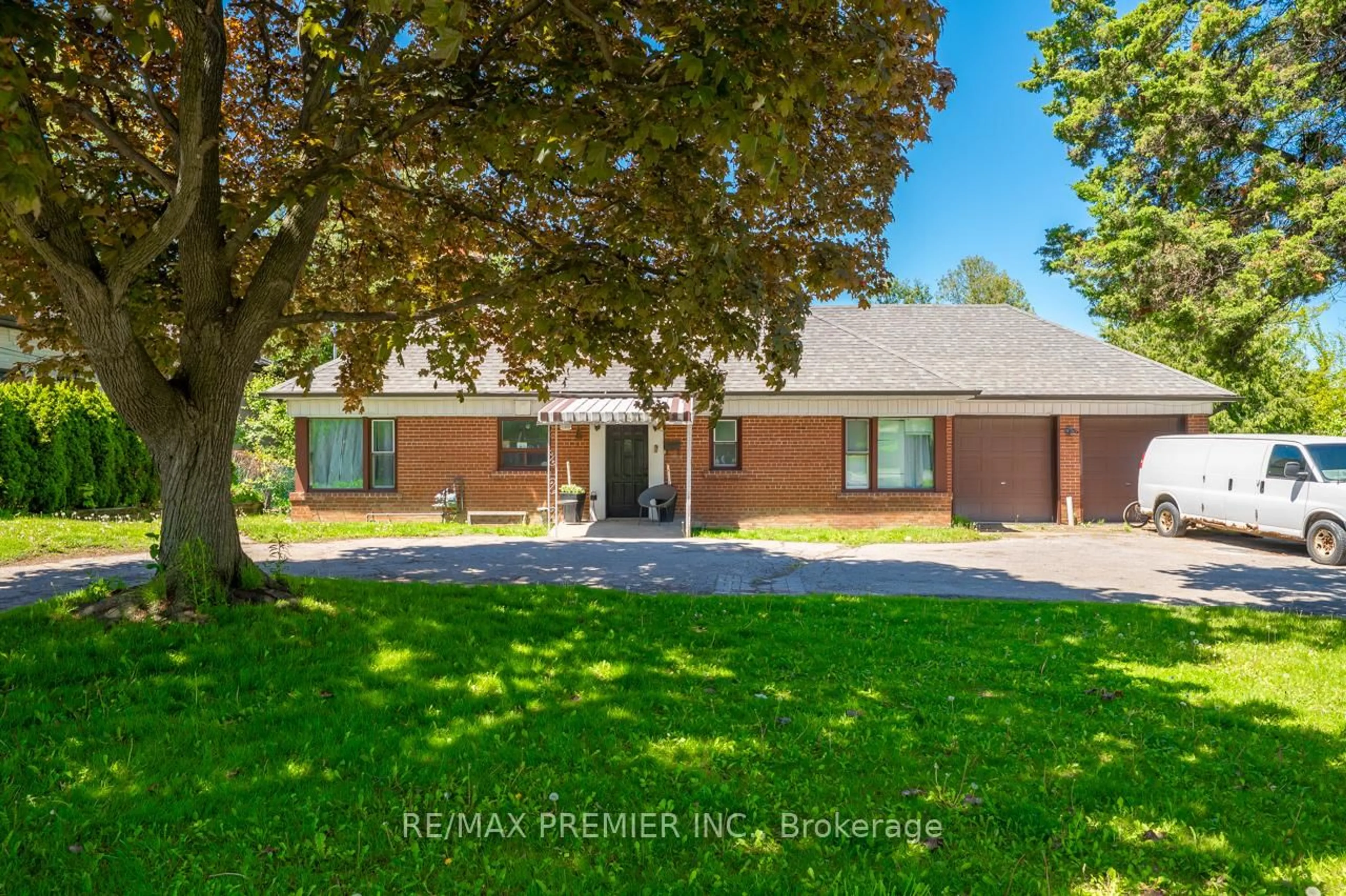 A pic from outside/outdoor area/front of a property/back of a property/a pic from drone, street for 2934 Weston Rd, Toronto Ontario M9M 2S7