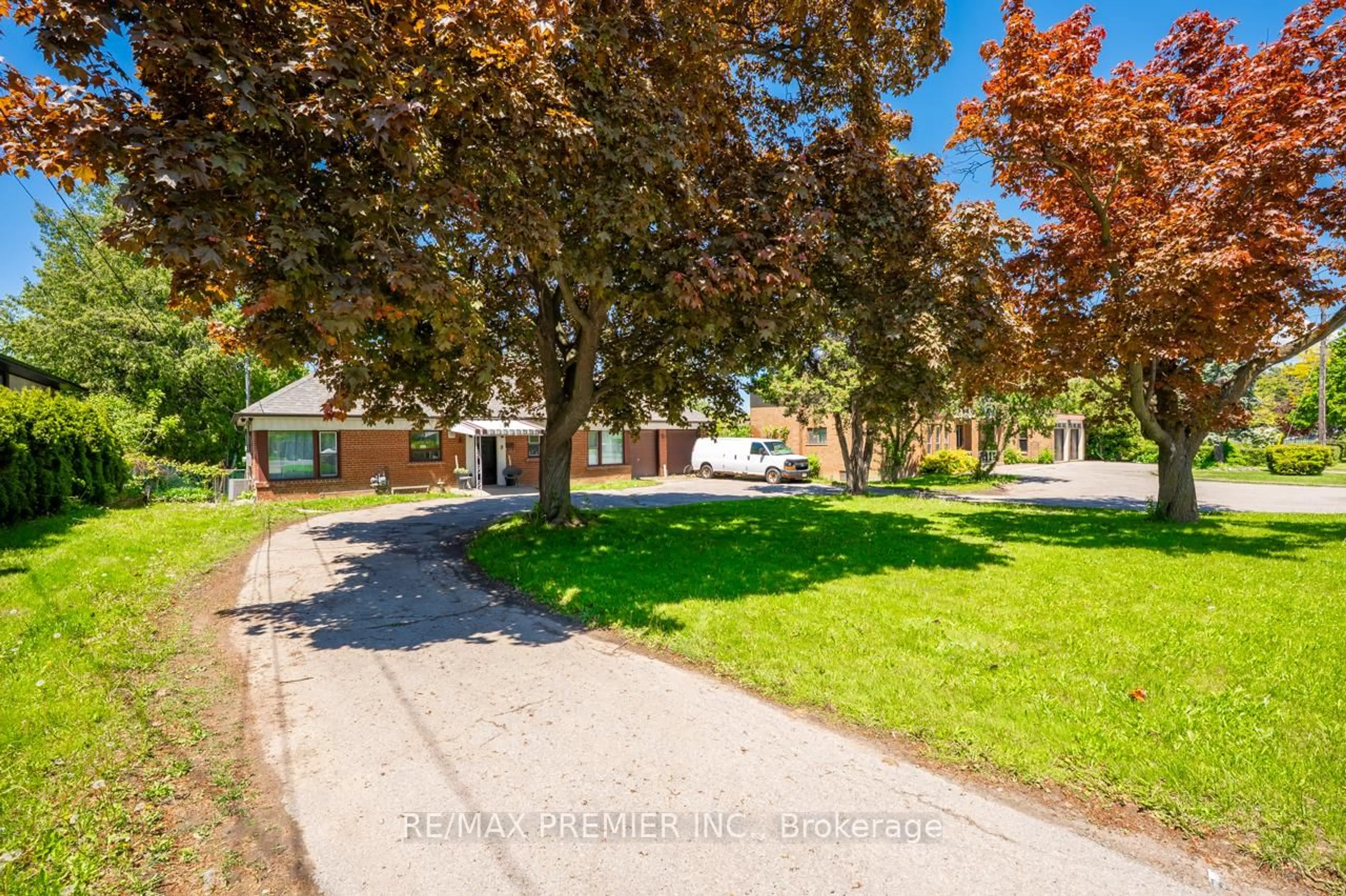 A pic from outside/outdoor area/front of a property/back of a property/a pic from drone, street for 2934 Weston Rd, Toronto Ontario M9M 2S7
