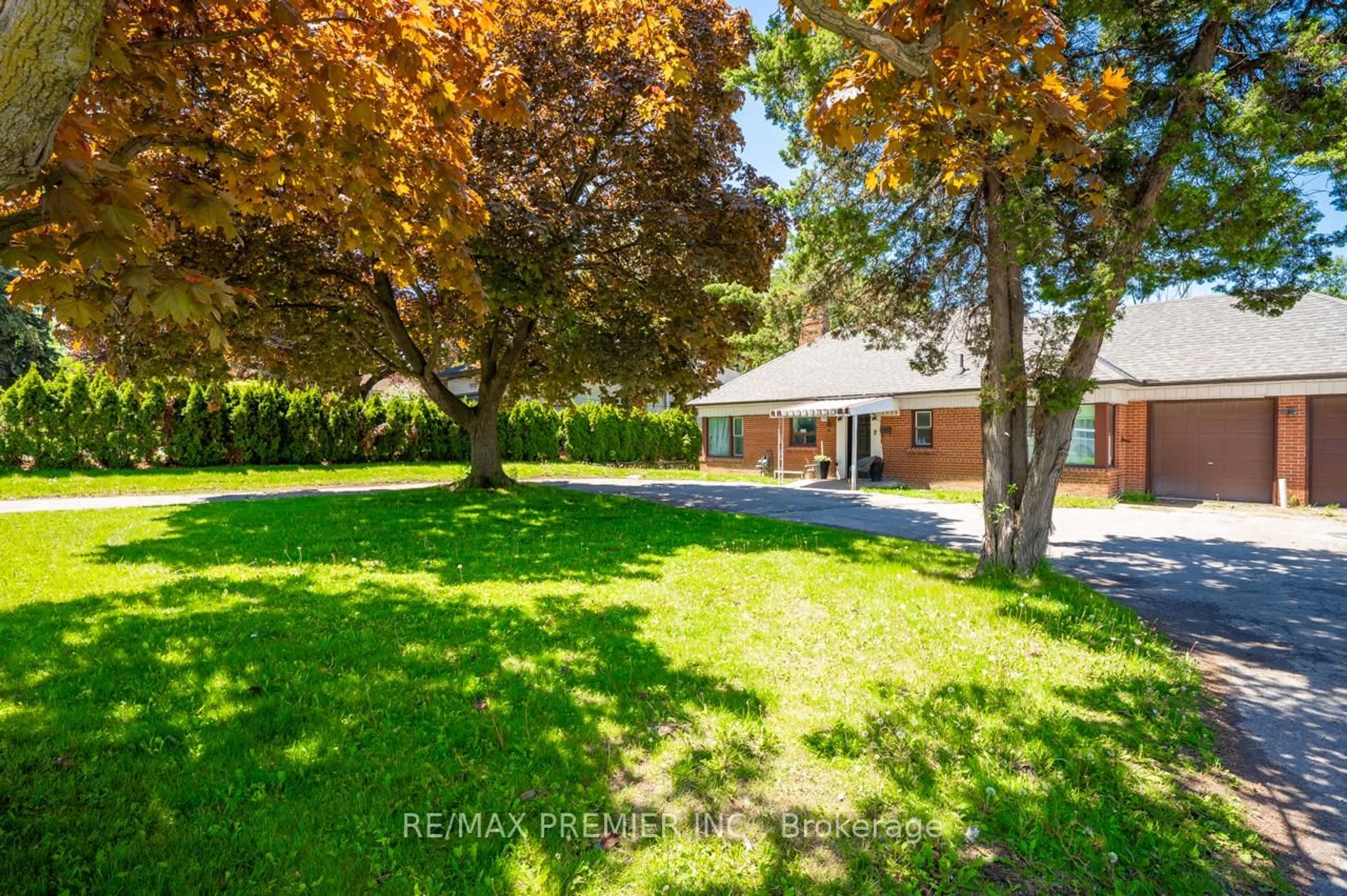 A pic from outside/outdoor area/front of a property/back of a property/a pic from drone, street for 2934 Weston Rd, Toronto Ontario M9M 2S7