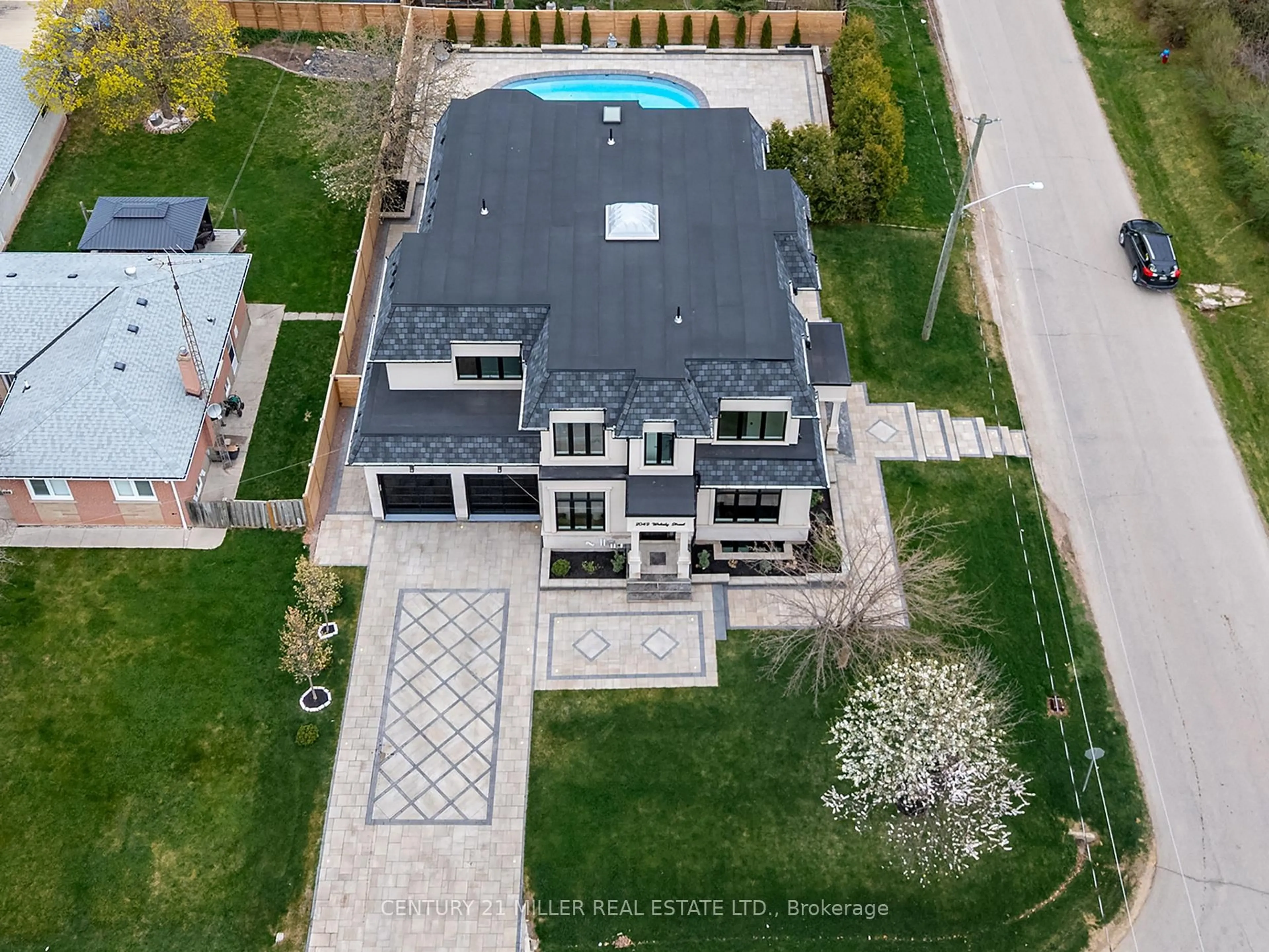 A pic from outside/outdoor area/front of a property/back of a property/a pic from drone, street for 2049 Wakely St, Oakville Ontario L6L 2K3