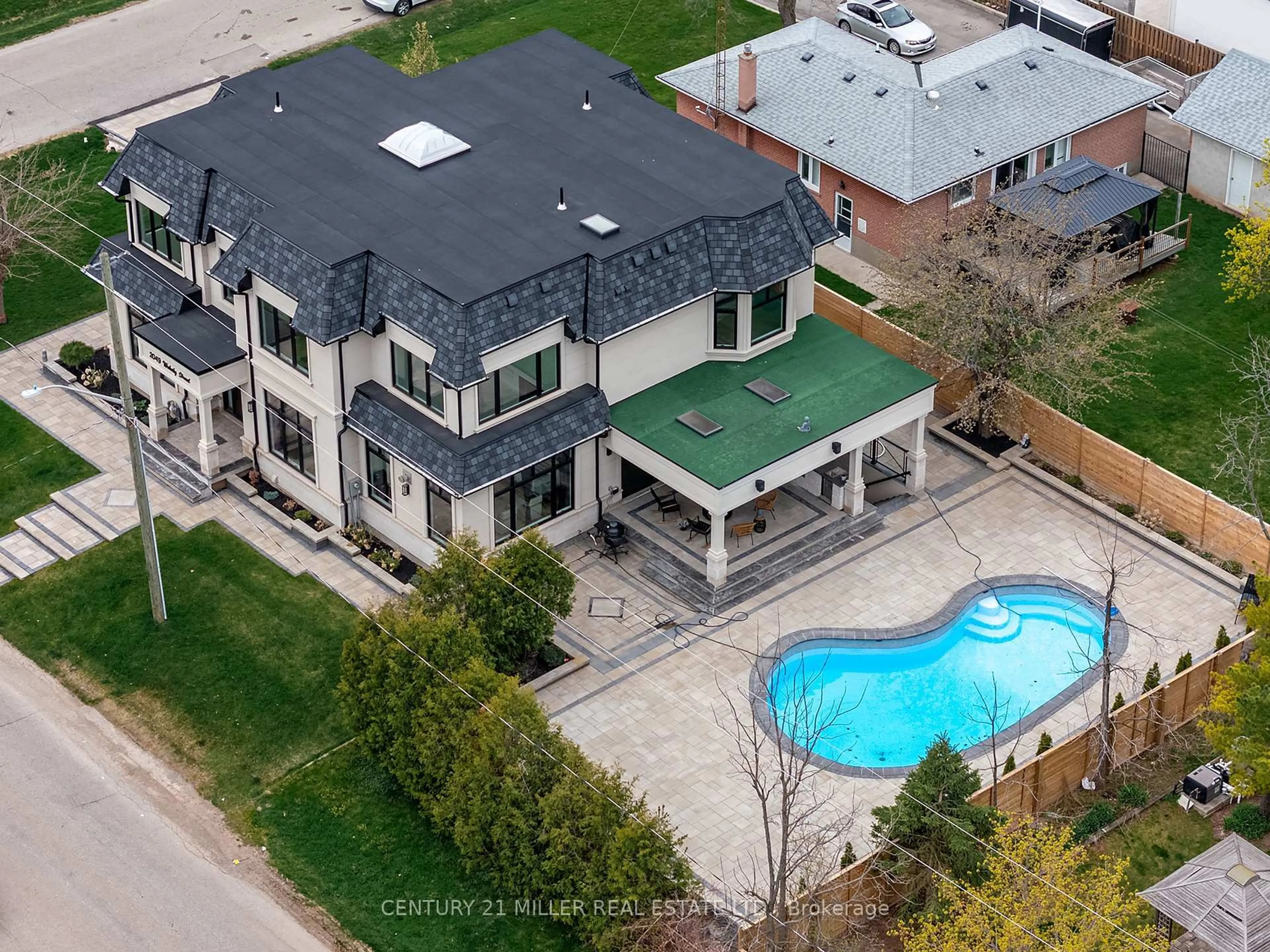 A pic from outside/outdoor area/front of a property/back of a property/a pic from drone, street for 2049 Wakely St, Oakville Ontario L6L 2K3