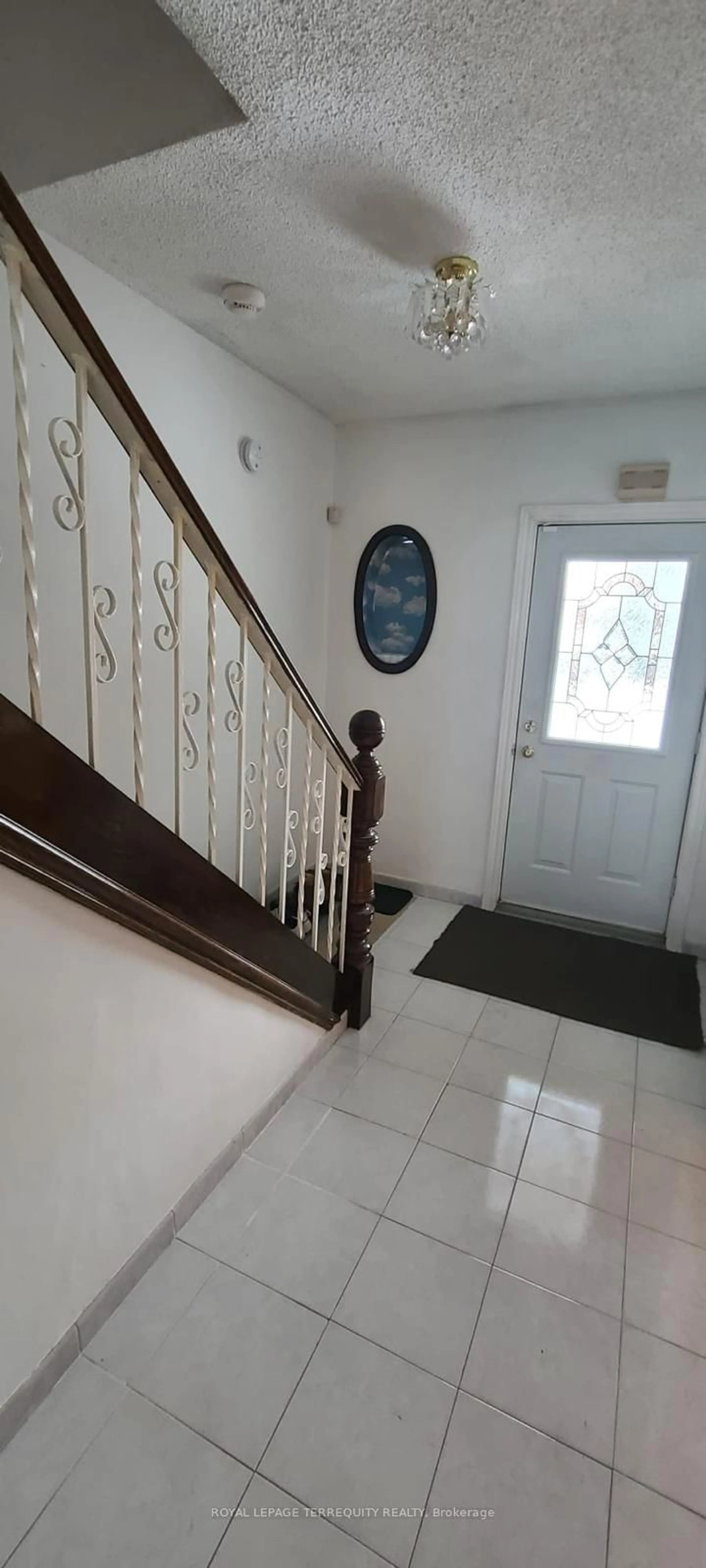 Indoor foyer for 578 Durie St, Toronto Ontario M6S 3H1