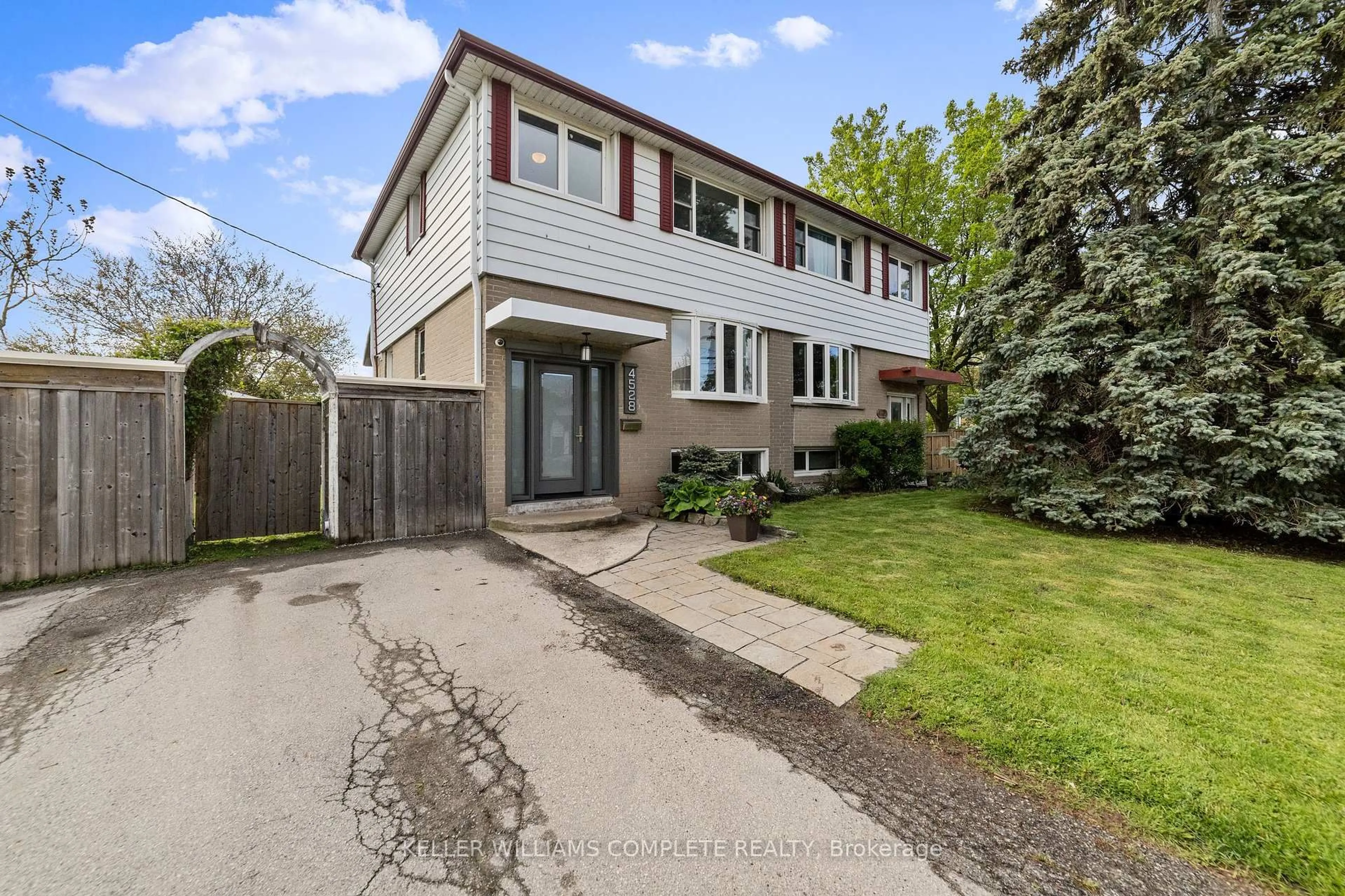 Home with vinyl exterior material, street for 4528 Bennett Rd, Burlington Ontario L7L 1Z2