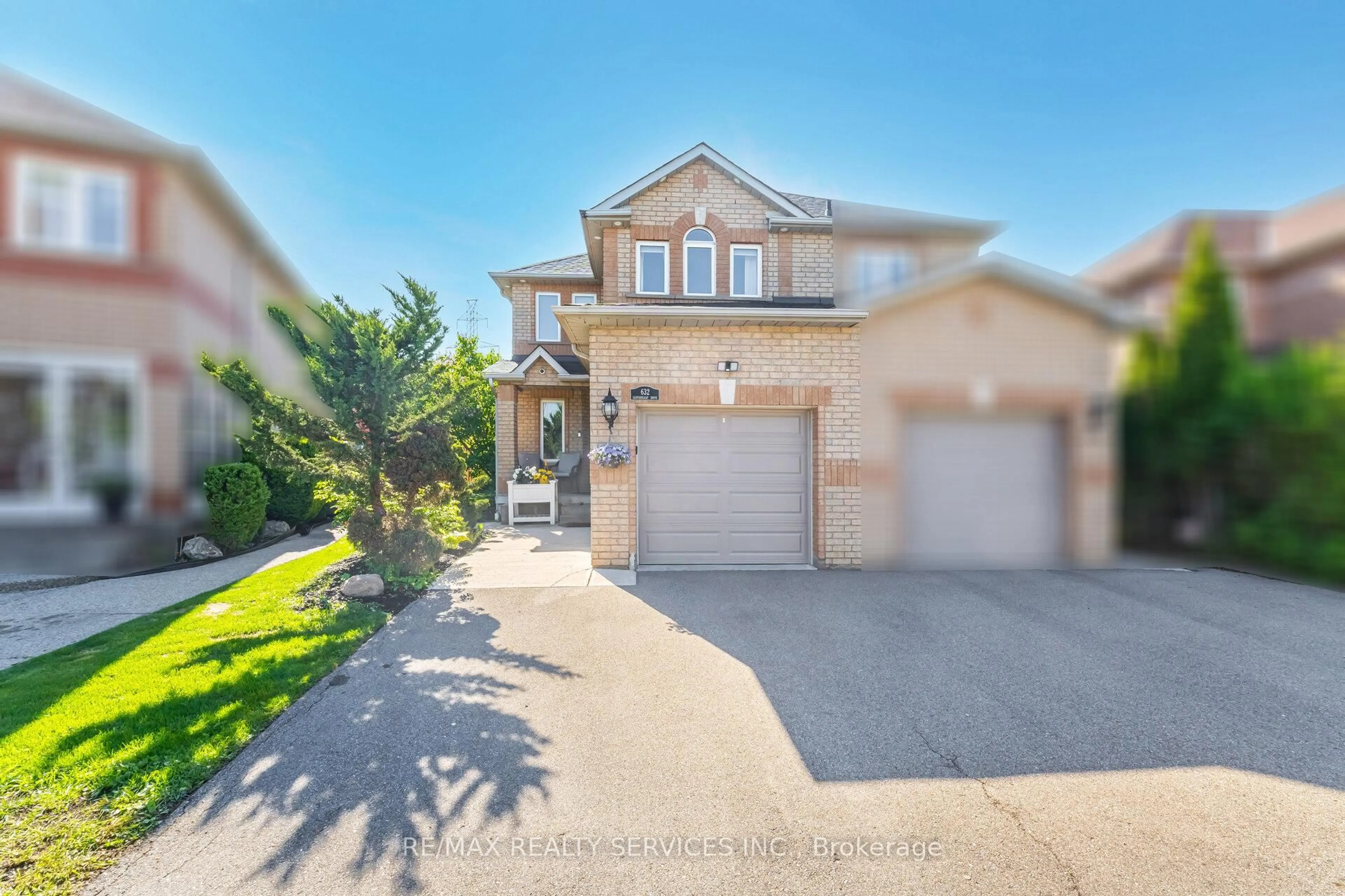 A pic from outside/outdoor area/front of a property/back of a property/a pic from drone, street for 632 Leatherleaf Dr, Mississauga Ontario L4Z 3Z1