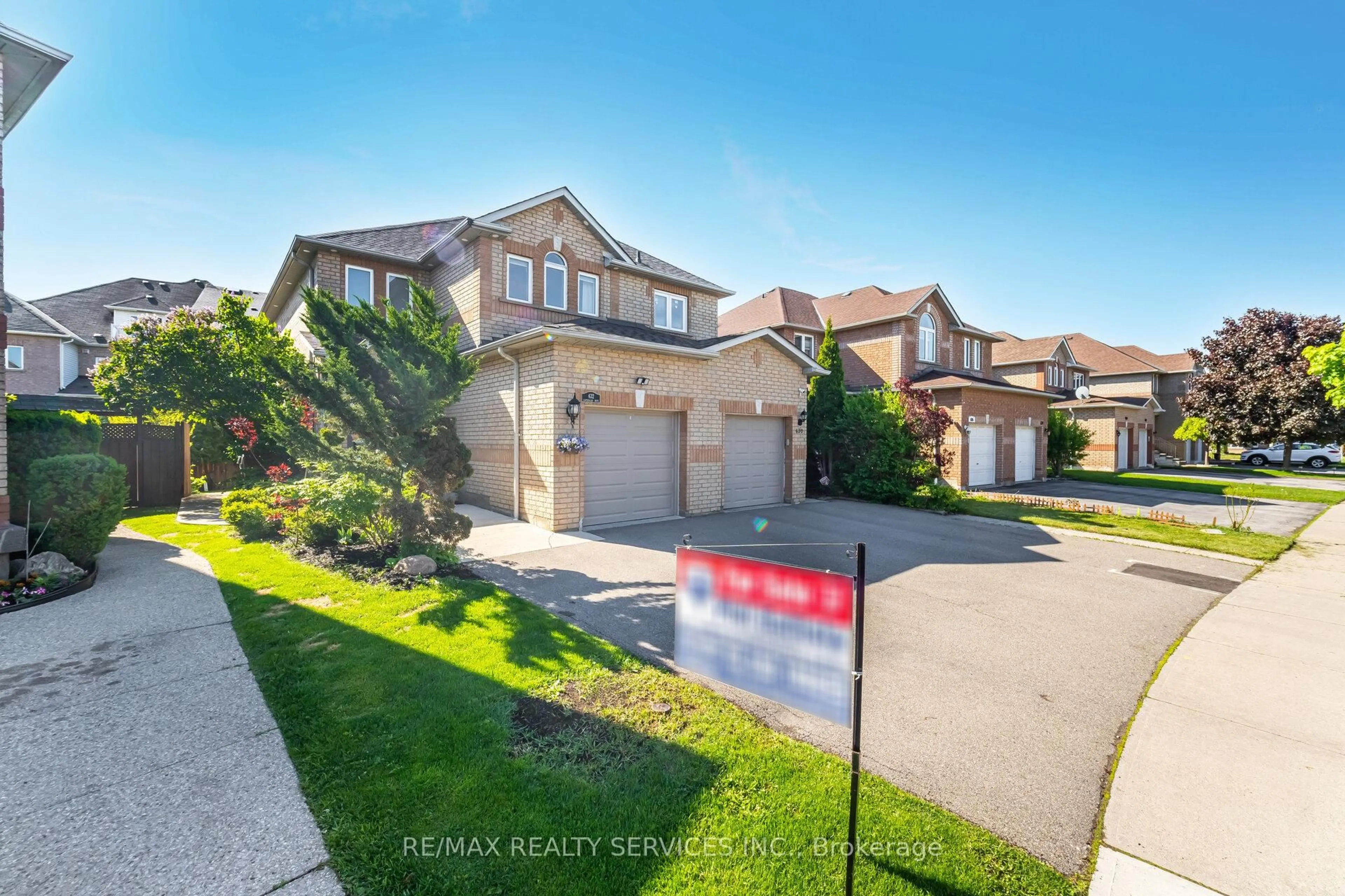 A pic from outside/outdoor area/front of a property/back of a property/a pic from drone, street for 632 Leatherleaf Dr, Mississauga Ontario L4Z 3Z1