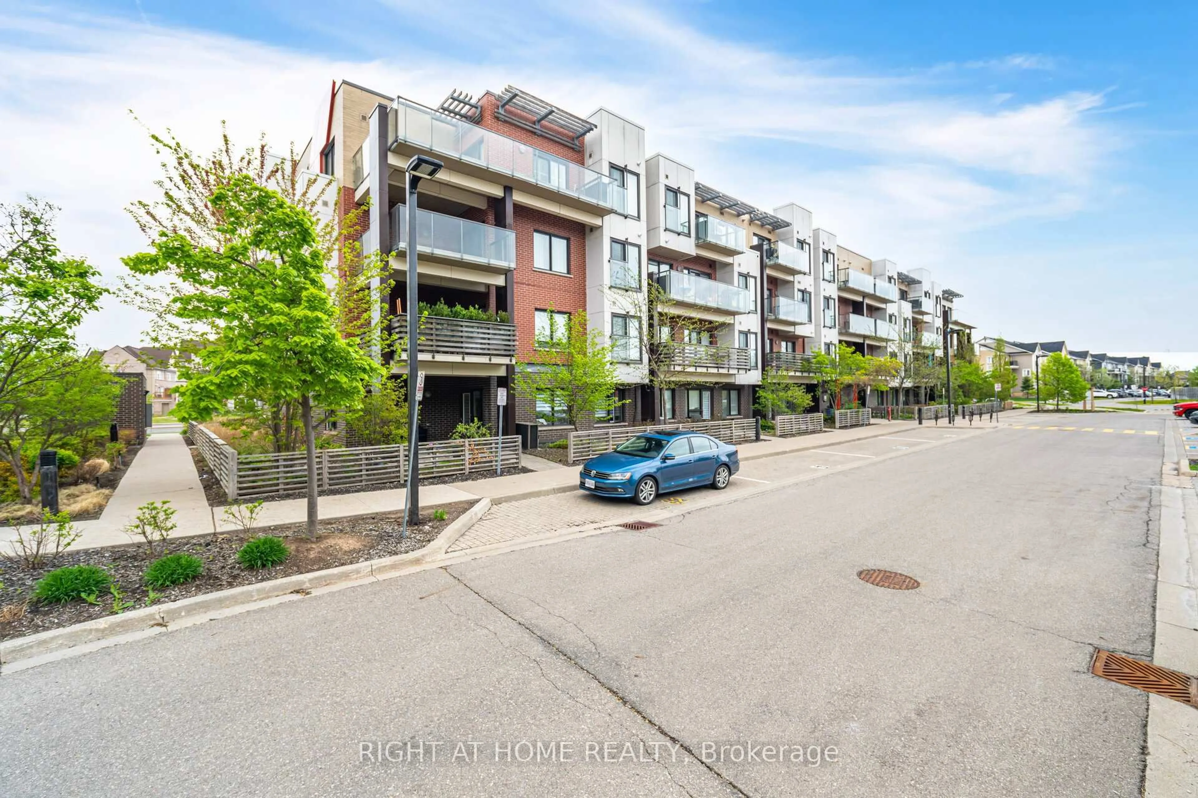 Patio, street for 5005 harvard Rd #310, Mississauga Ontario L5M 0W5