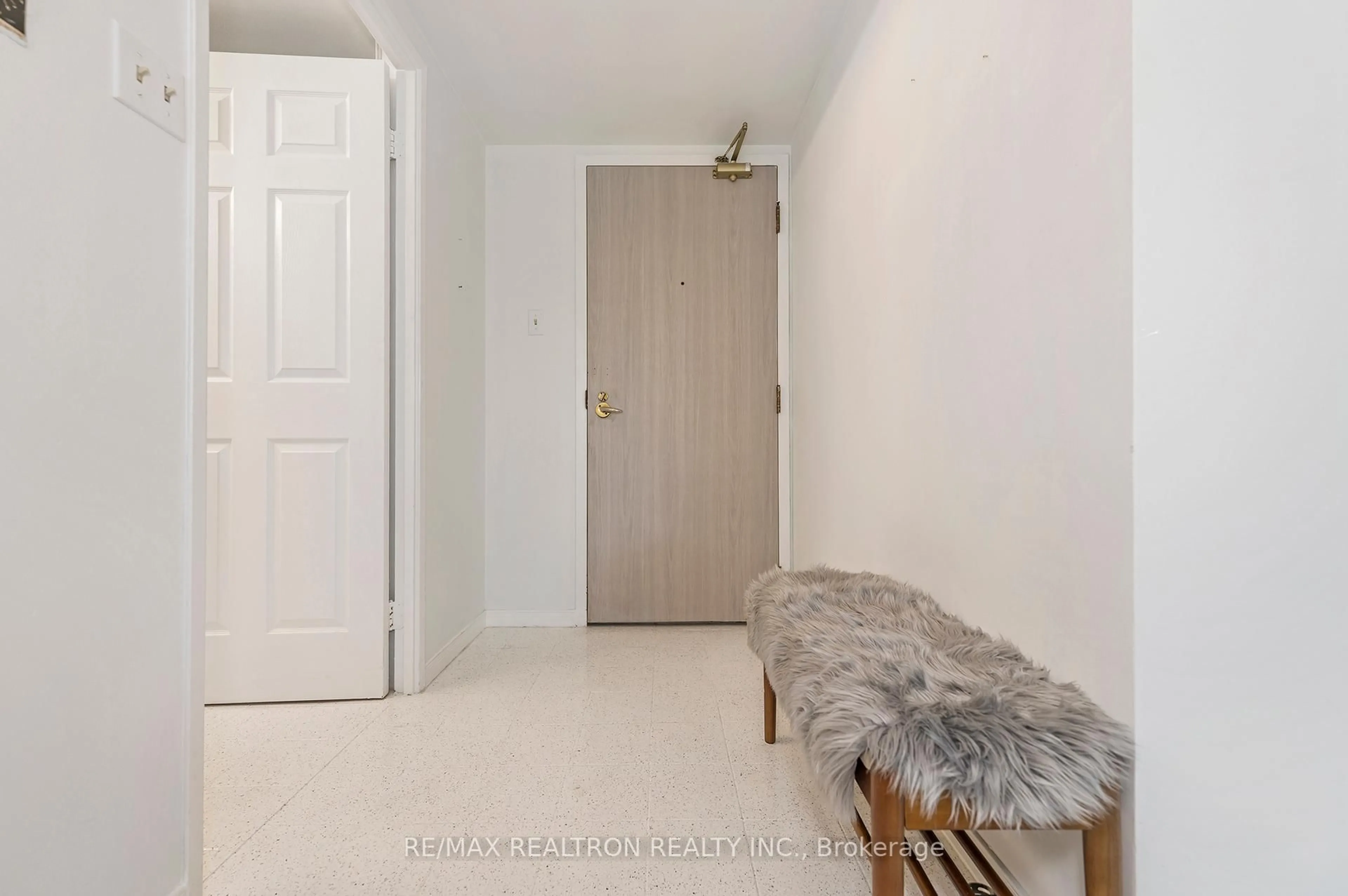 Indoor entryway for 2155 Burnhamthorpe Rd #1301, Mississauga Ontario L5L 5P4