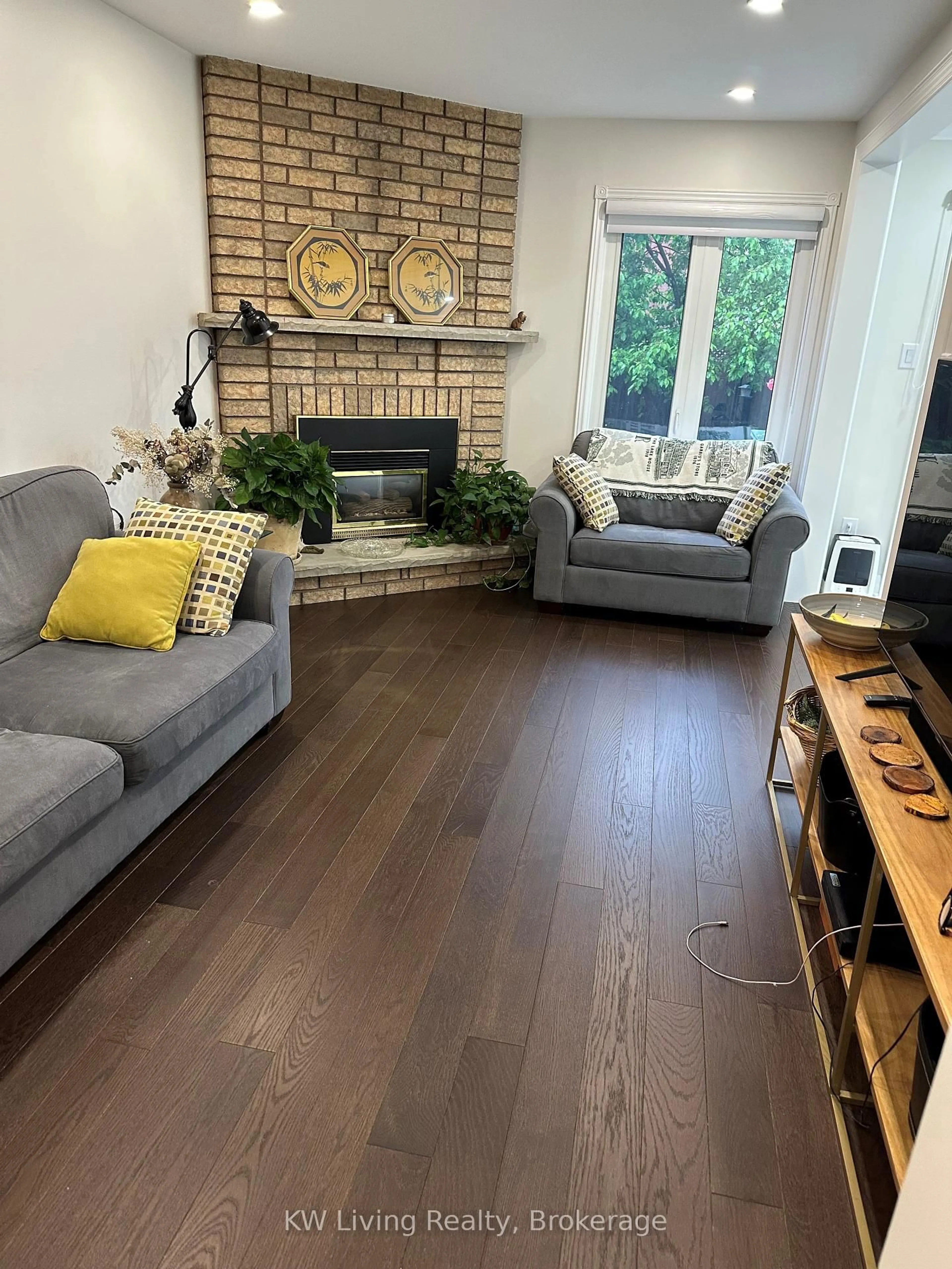 Living room with furniture, wood/laminate floor for 5055 Moulin Rouge Cres, Mississauga Ontario L5V 1R5