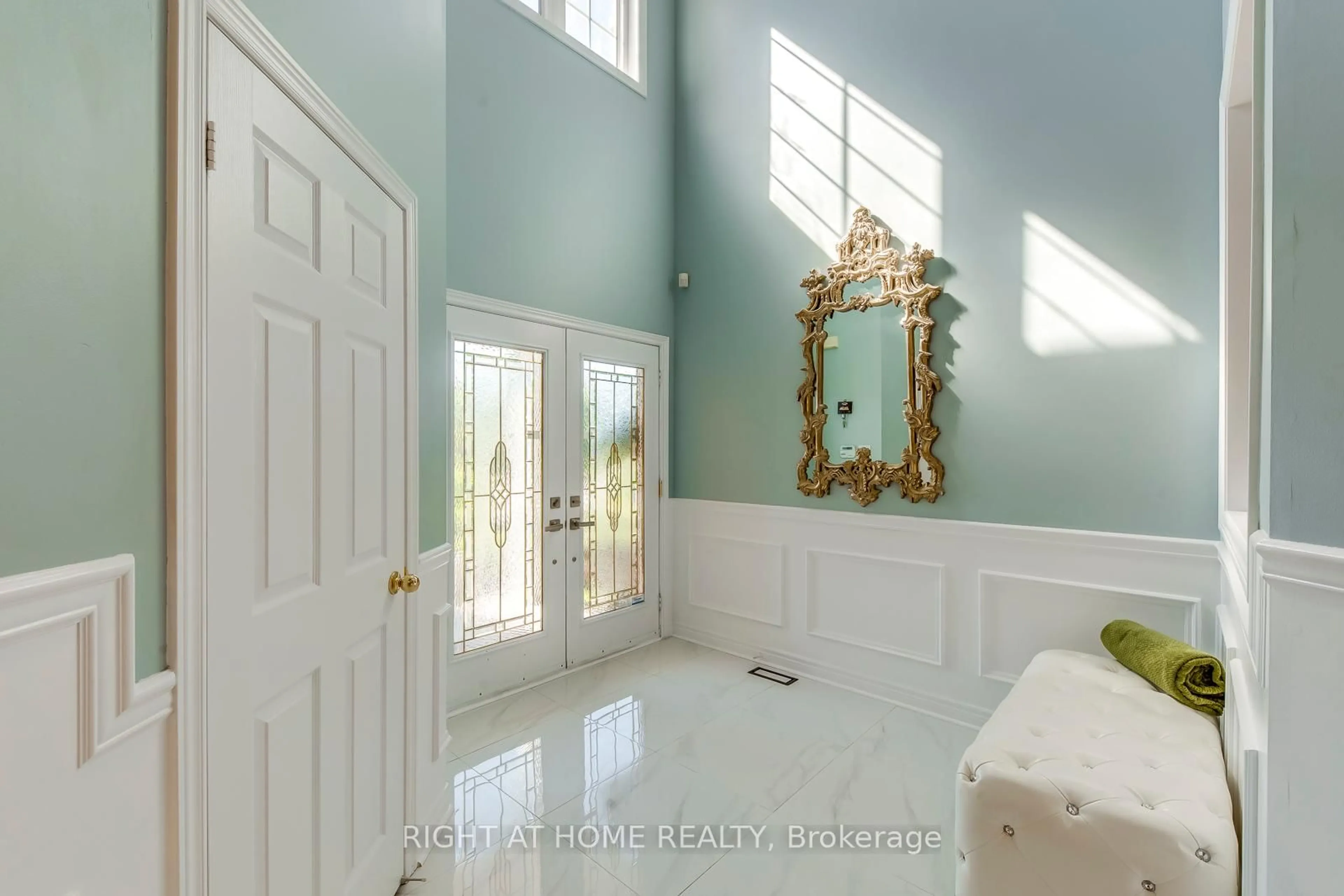 Indoor entryway for 3465 Aquinas Ave, Mississauga Ontario L5M 7L3
