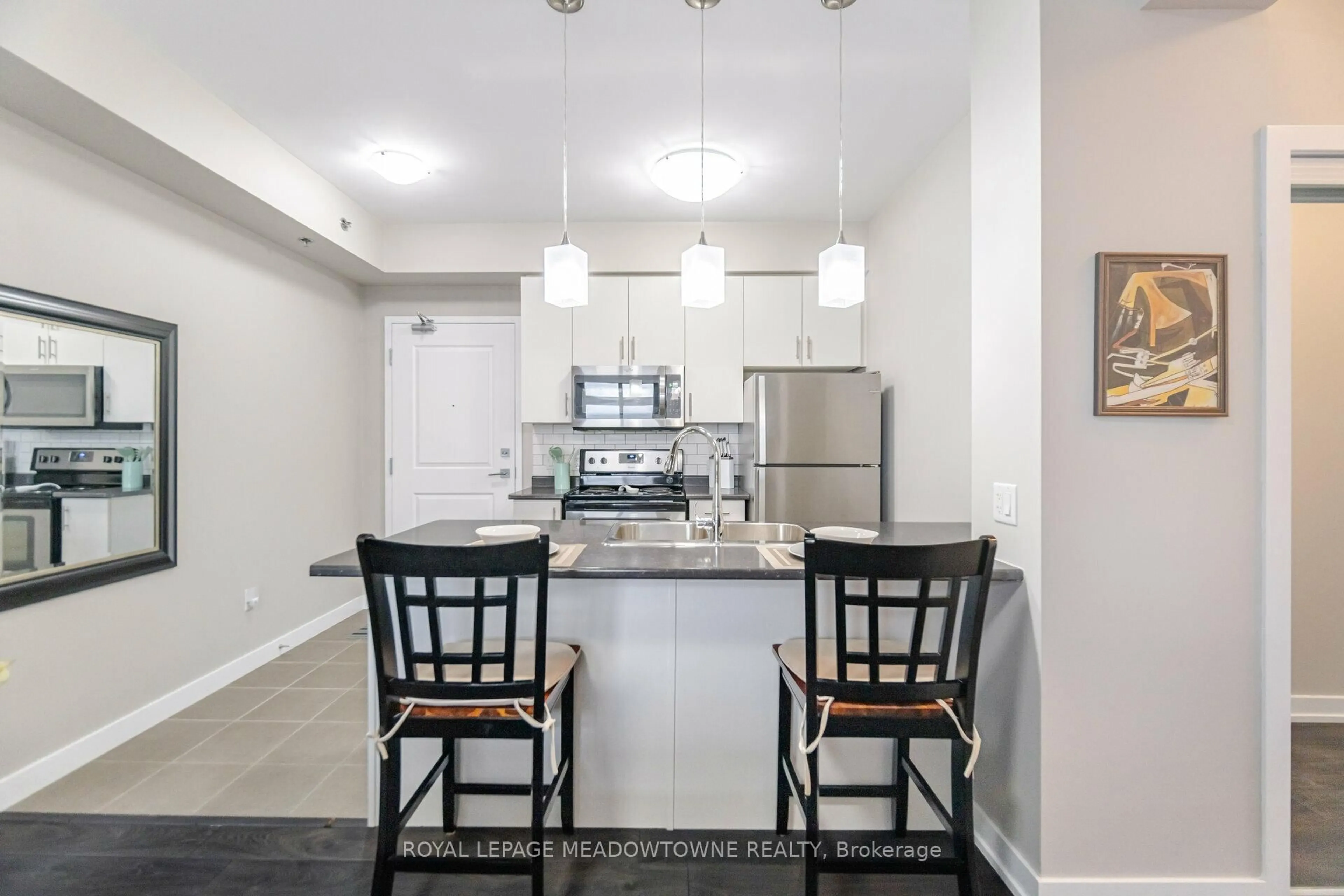 Open concept kitchen, ceramic/tile floor for 2490 Old Bronte Rd #406, Oakville Ontario L6M 0Y5