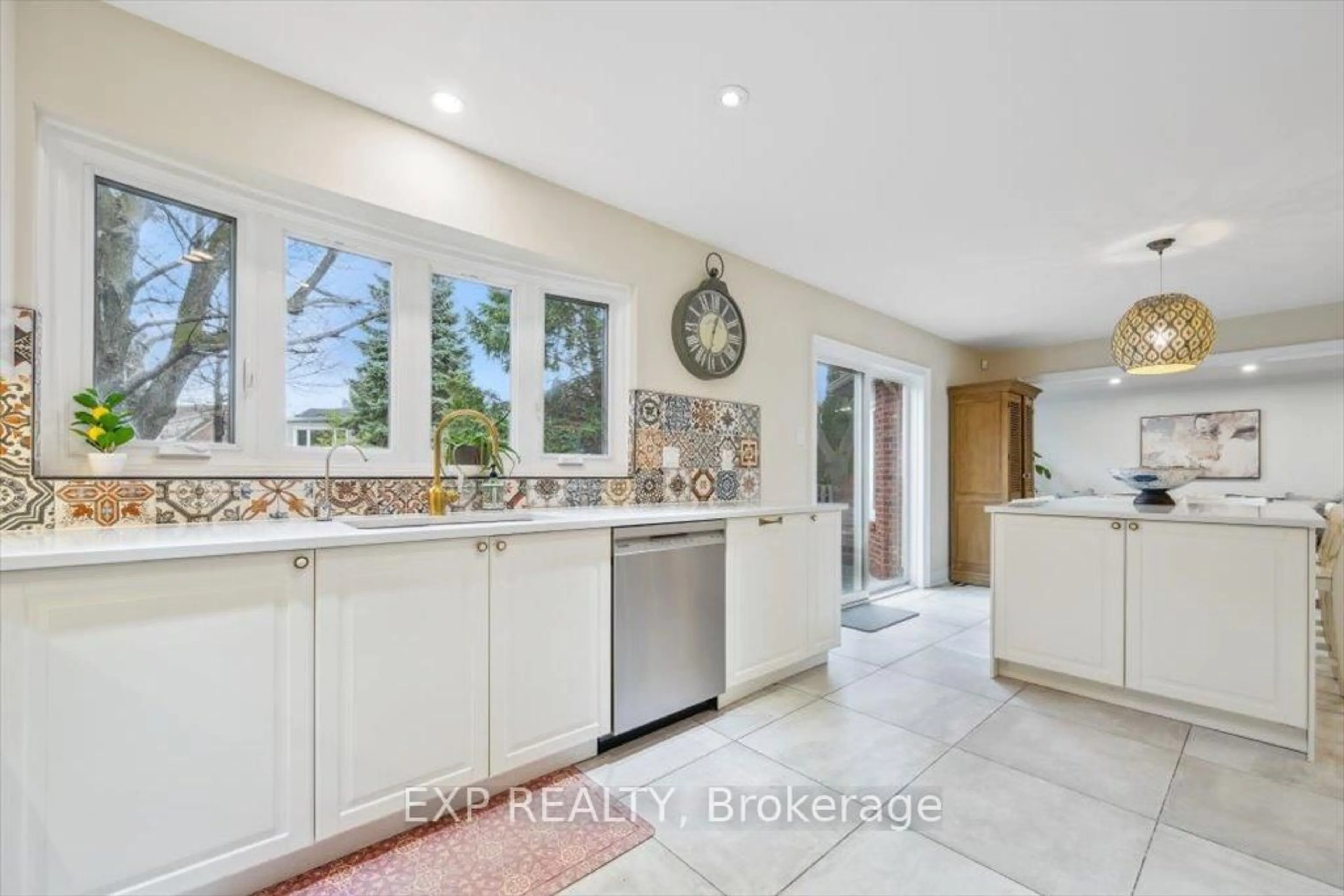 Open concept kitchen, ceramic/tile floor for 2187 Shaftesbury Crt, Oakville Ontario L6H 6C6