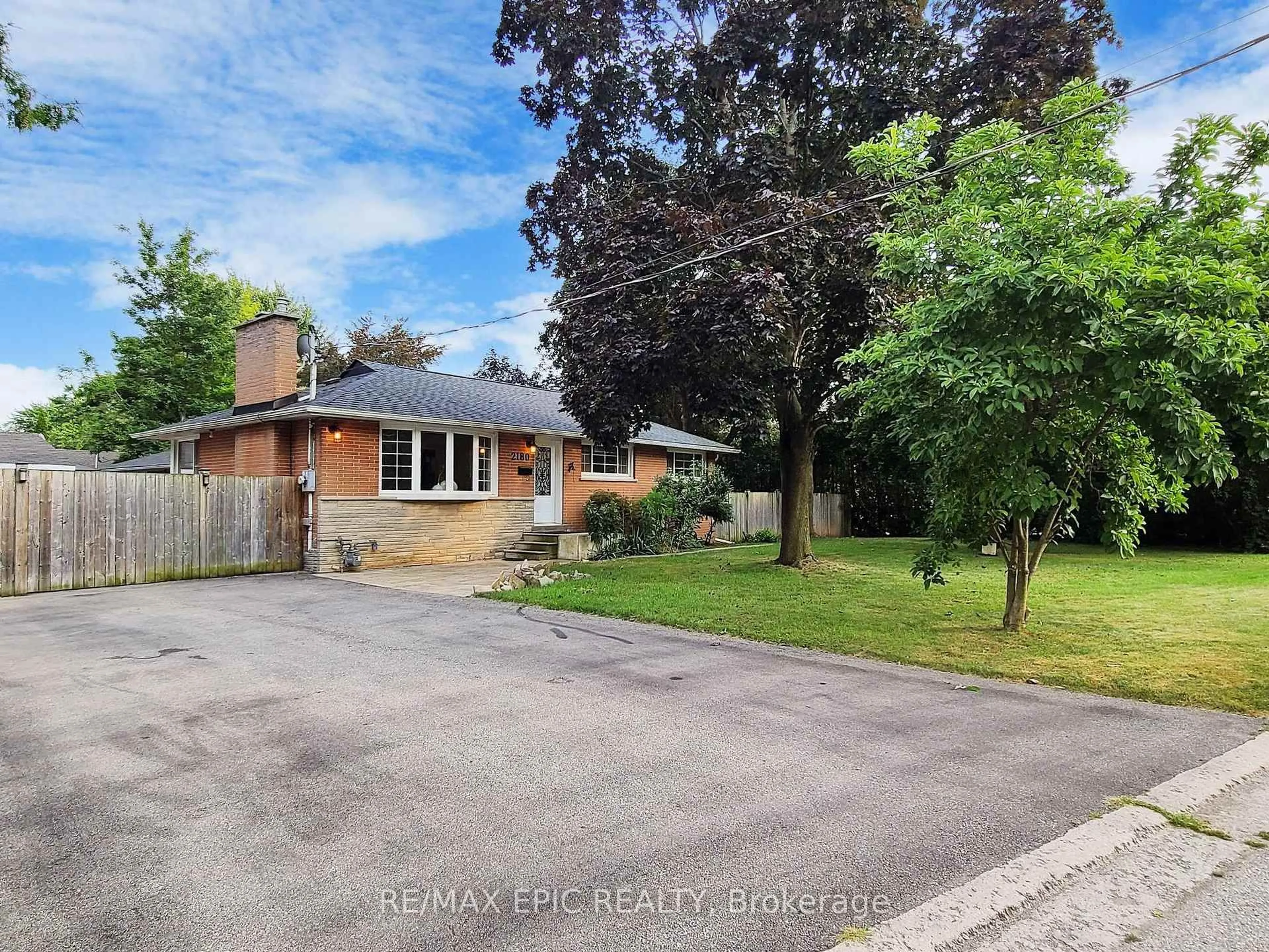 A pic from outside/outdoor area/front of a property/back of a property/a pic from drone, street for 2180 Mount Royal Ave, Burlington Ontario L7P 1R9