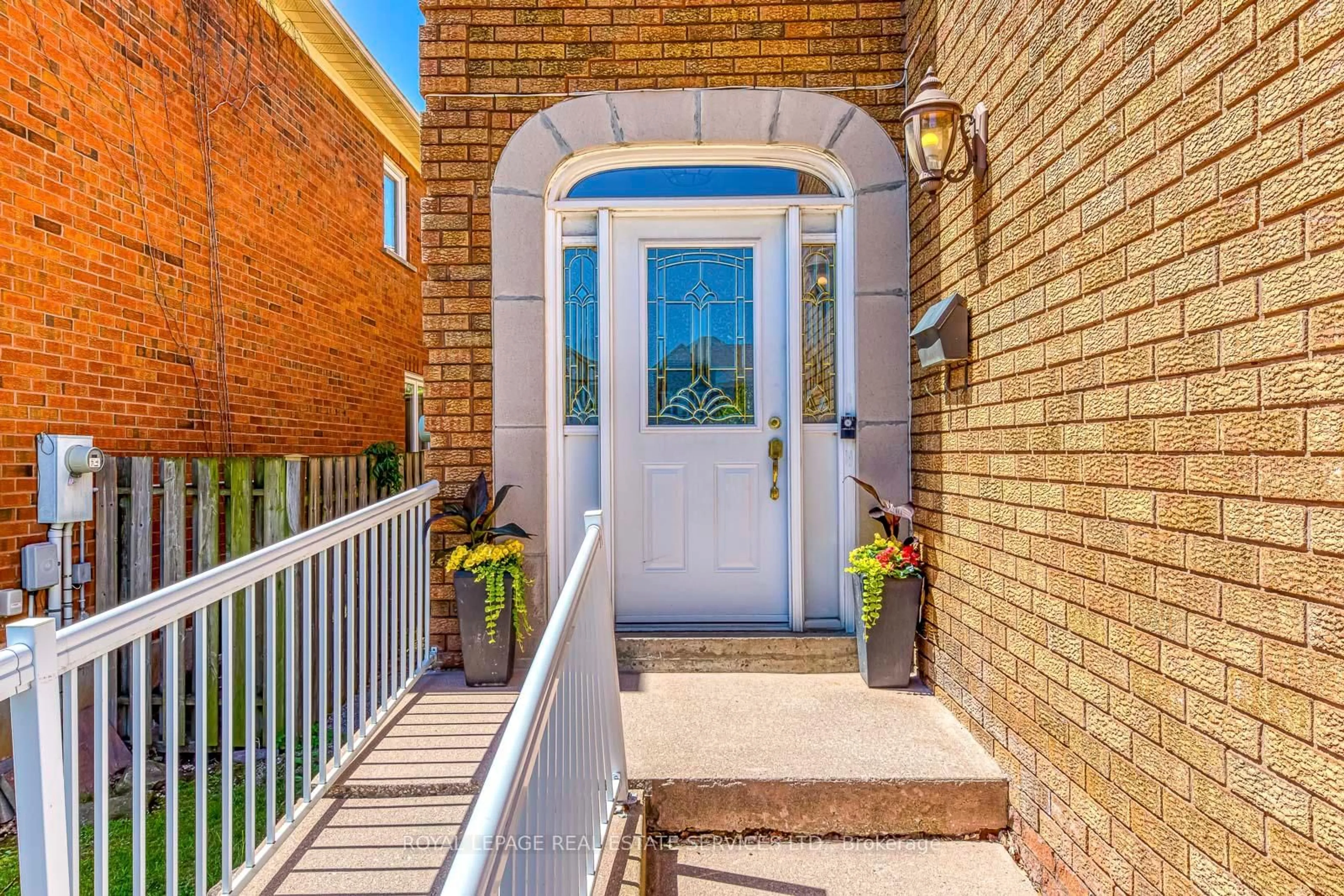 Indoor entryway for 5464 Elgar Crt, Mississauga Ontario L5M 5C9