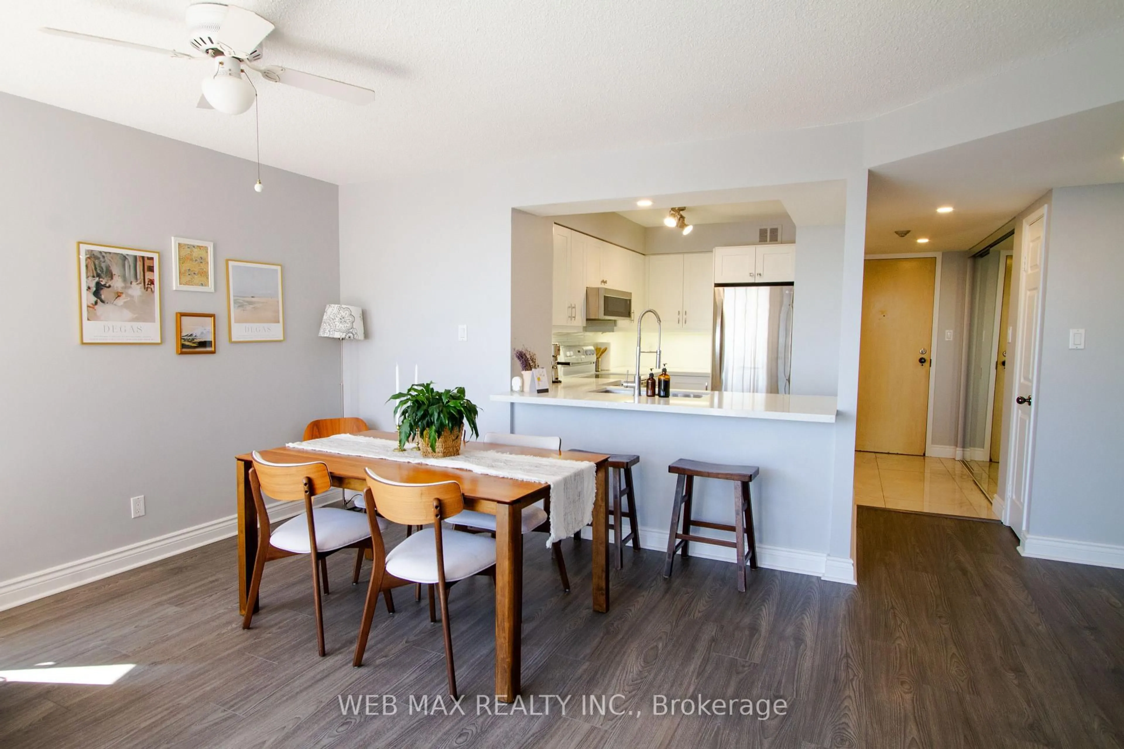 Open concept kitchen, wood/laminate floor for 50 Eglinton Ave #905, Mississauga Ontario L5R 3P5