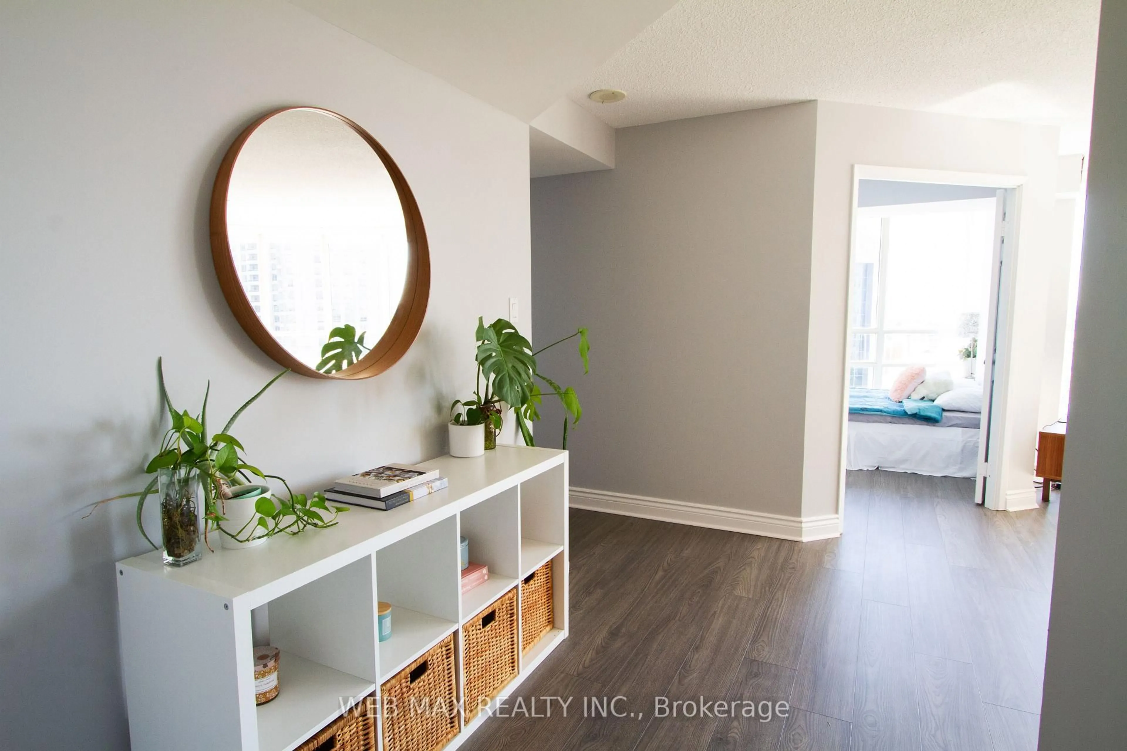 Indoor entryway for 50 Eglinton Ave #905, Mississauga Ontario L5R 3P5