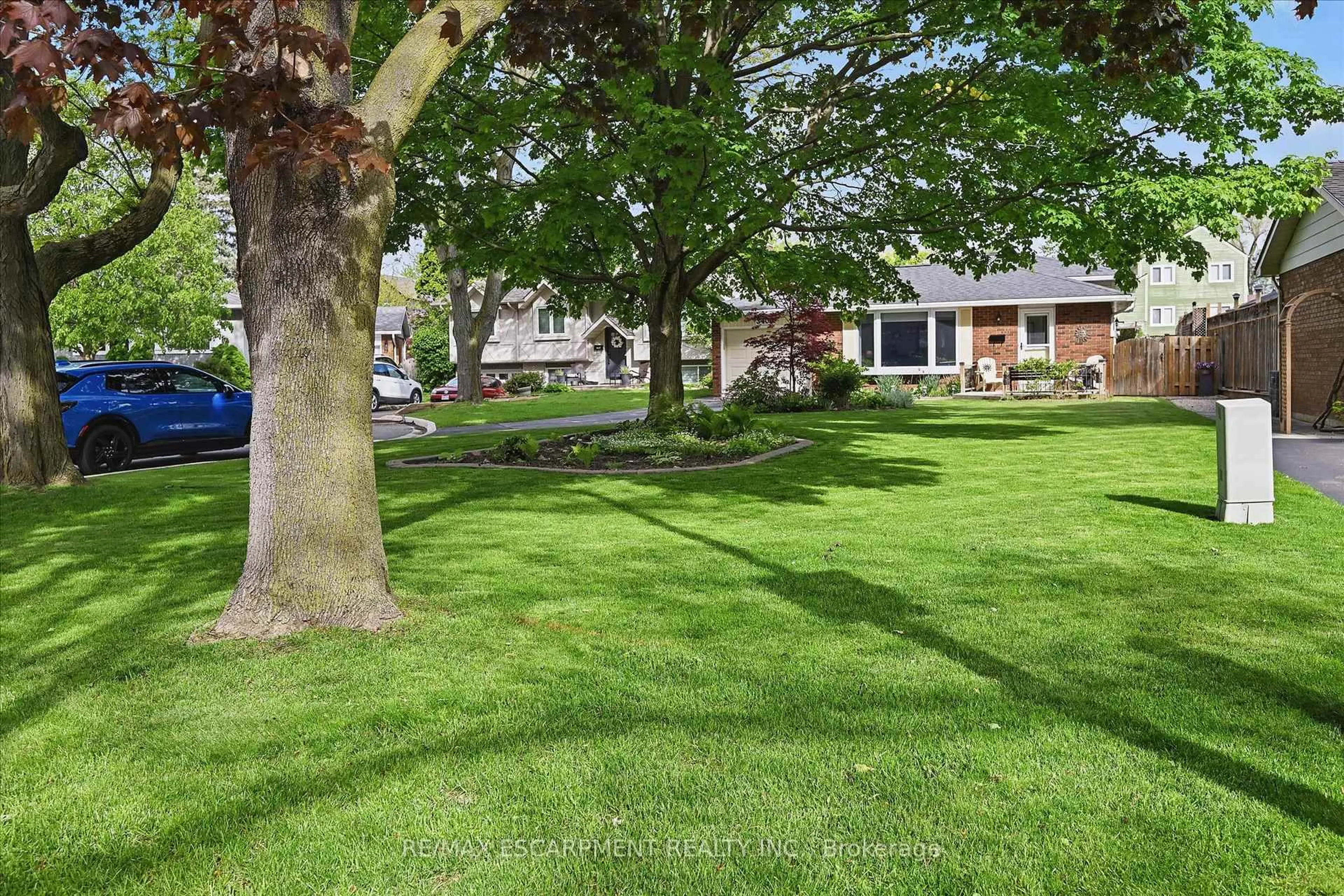 A pic from outside/outdoor area/front of a property/back of a property/a pic from drone, street for 3409 Putter Pl, Burlington Ontario L7N 2P3