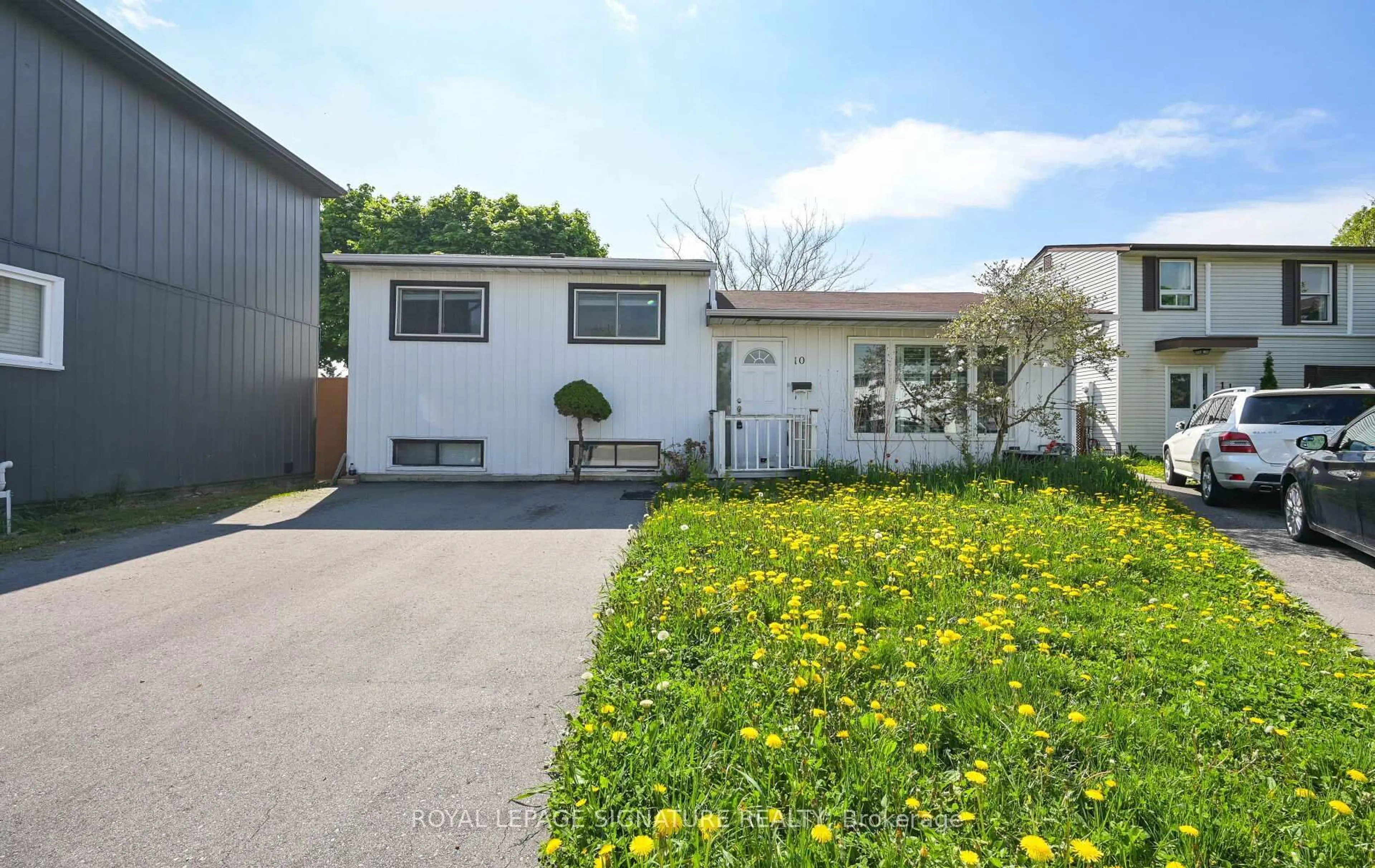 Home with vinyl exterior material, street for 10 Heatherside Crt, Brampton Ontario L6S 1N9