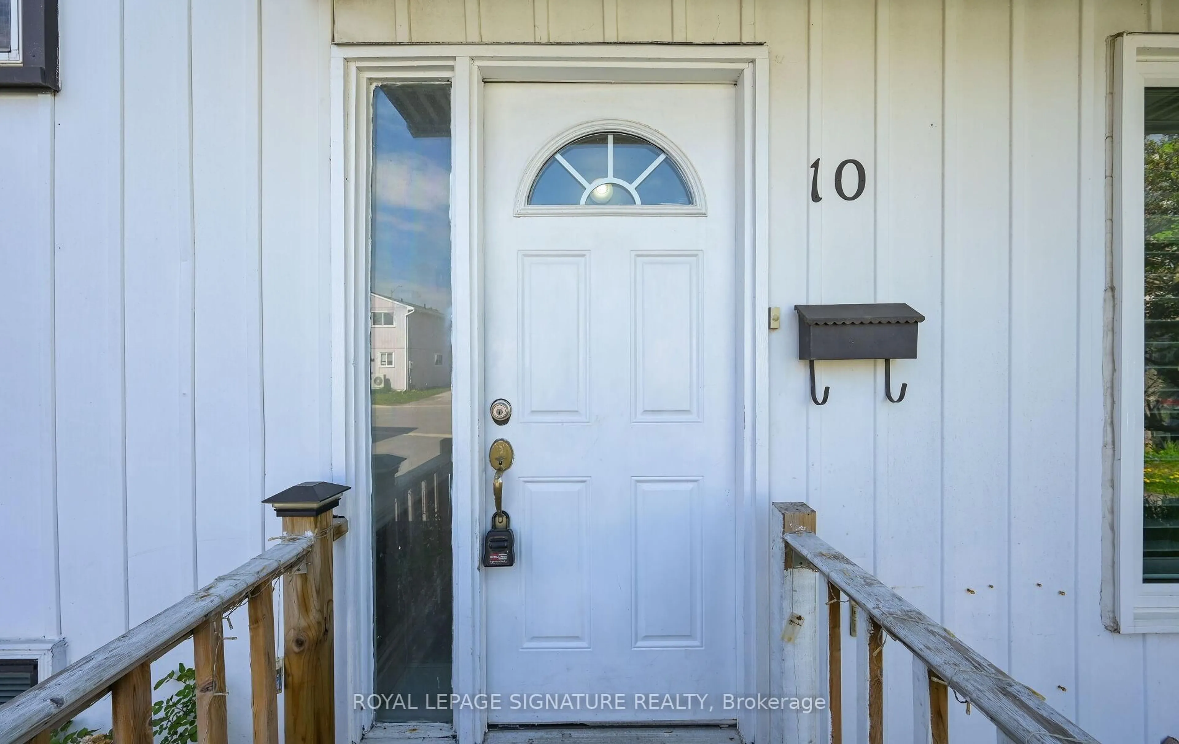Indoor entryway for 10 Heatherside Crt, Brampton Ontario L6S 1N9