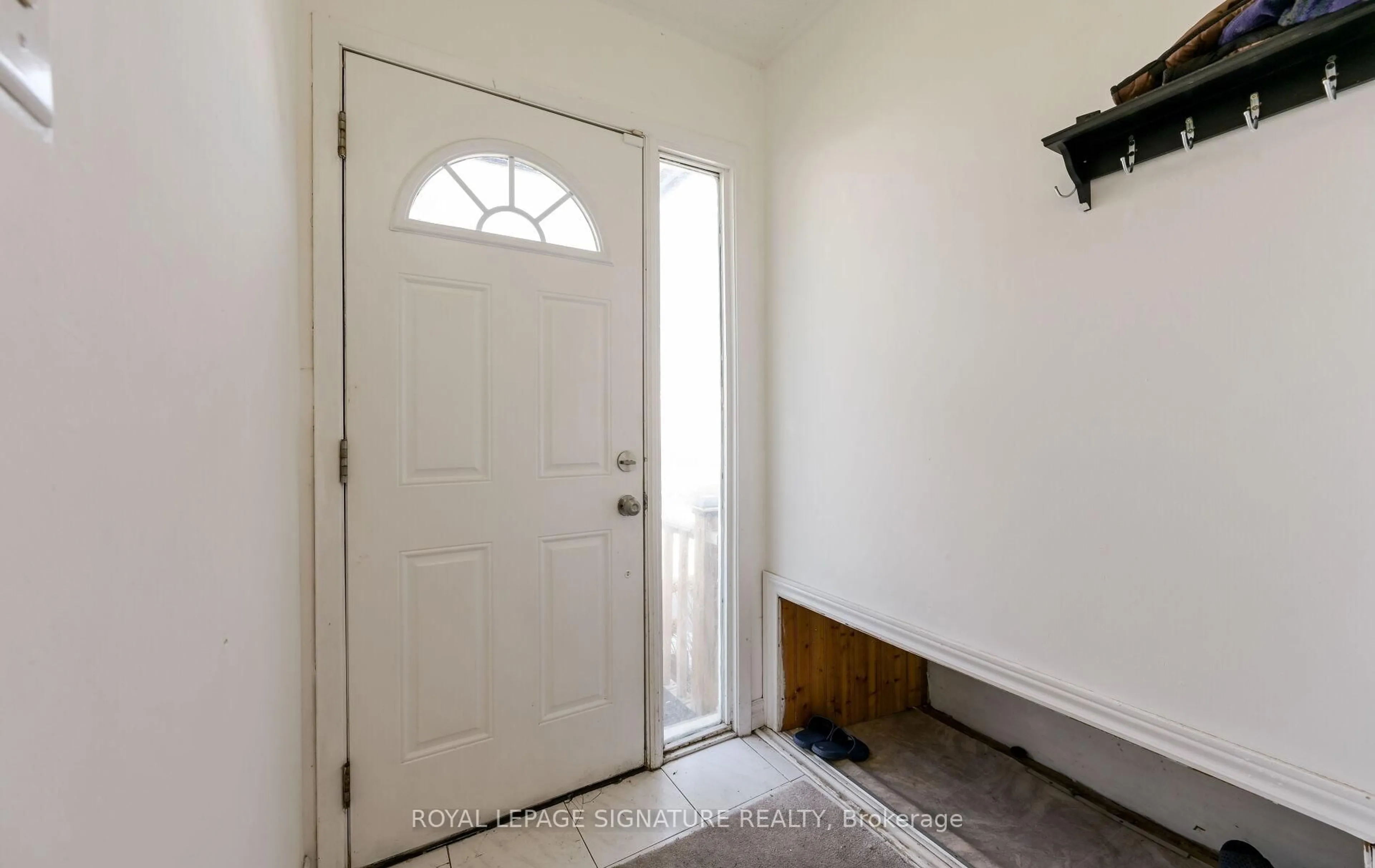 Indoor entryway for 10 Heatherside Crt, Brampton Ontario L6S 1N9