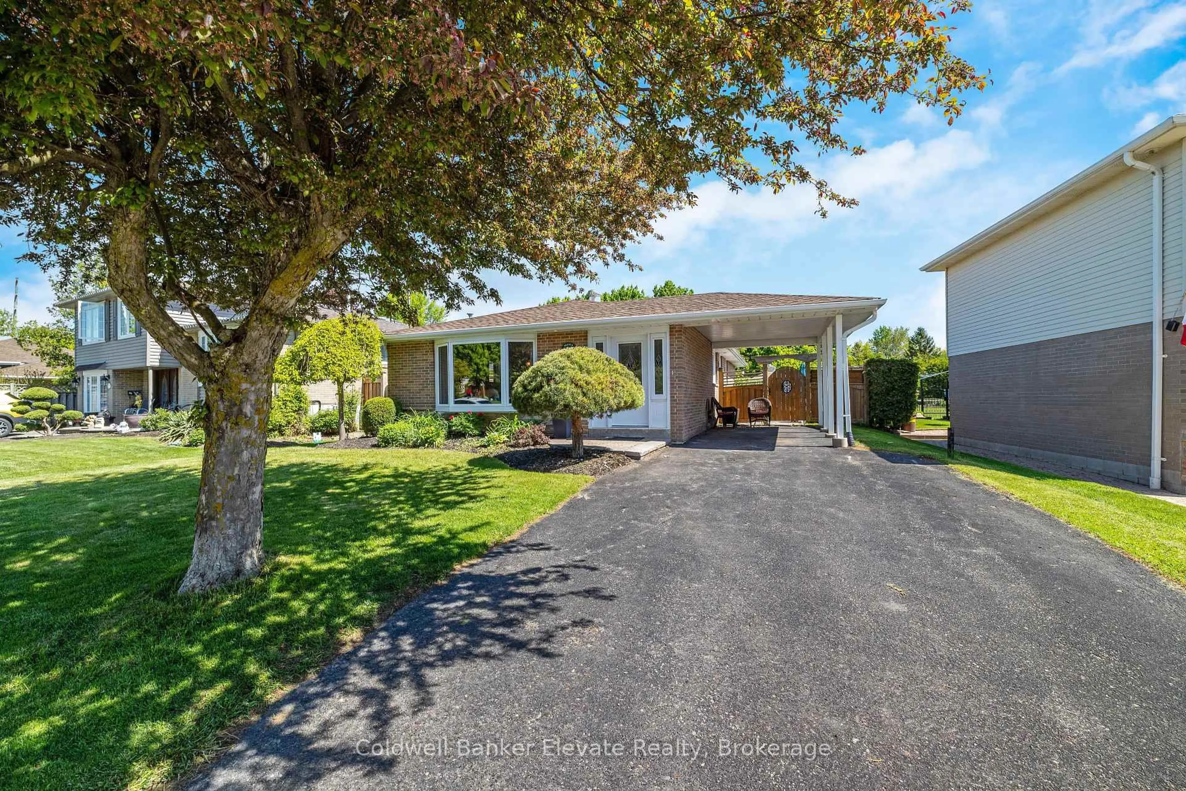 A pic from outside/outdoor area/front of a property/back of a property/a pic from drone, street for 183 Delrex Blvd, Halton Hills Ontario L7G 4E4