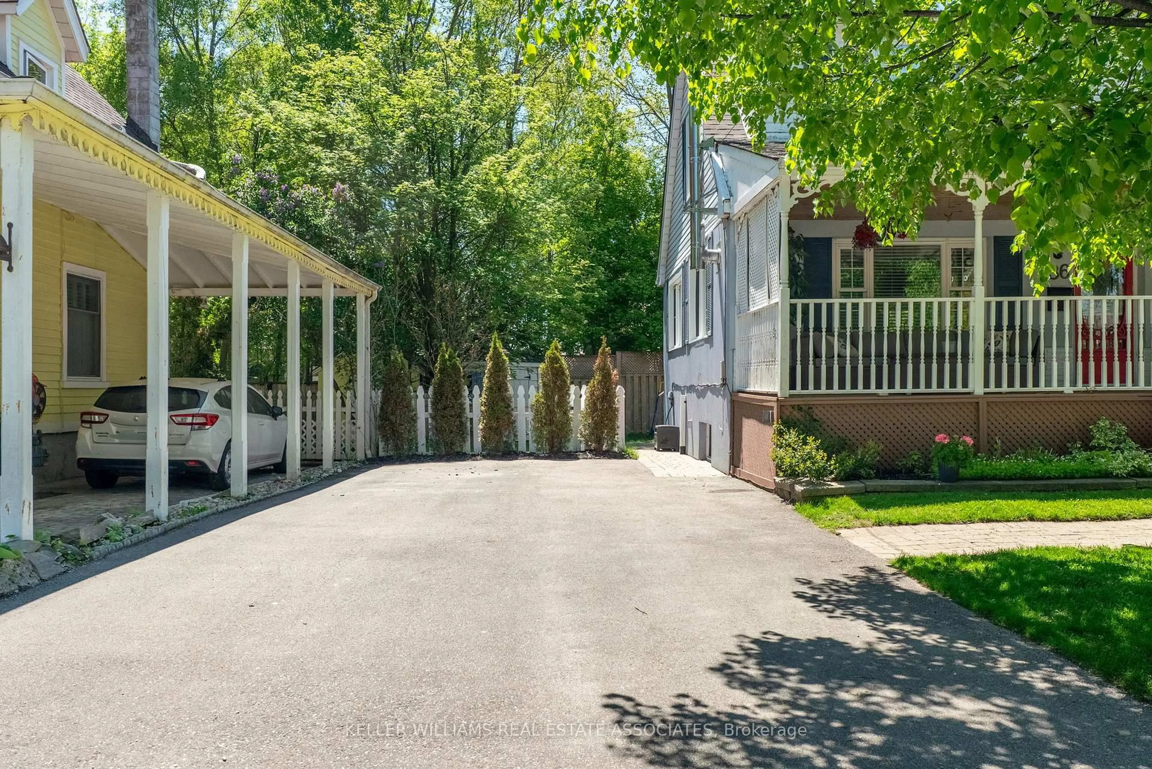 Patio, street for 36 John St, Mississauga Ontario L5H 2E6