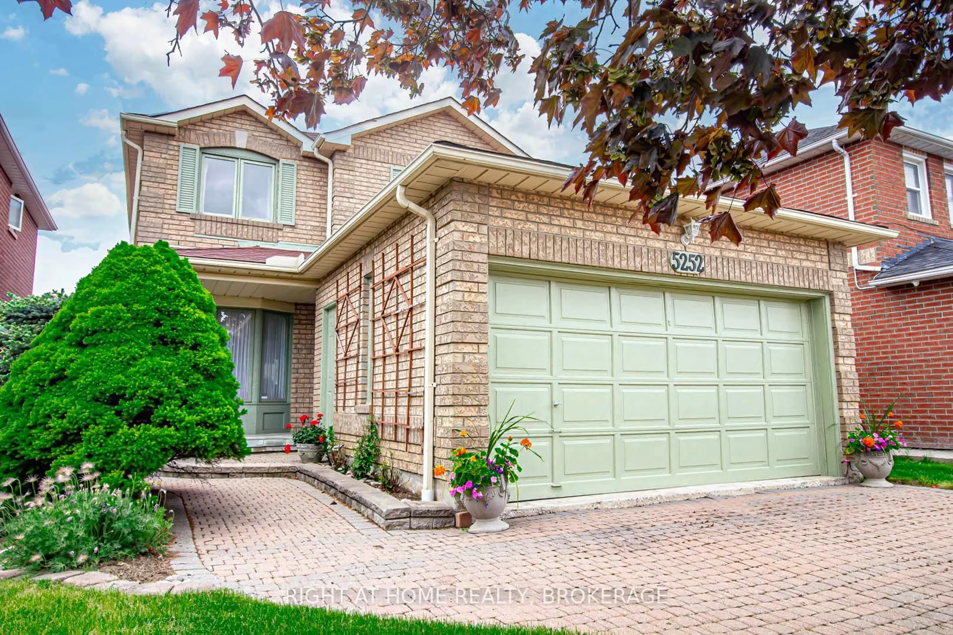 Home with brick exterior material, street for 5252 Willowside Crt, Mississauga Ontario L5V 1V1