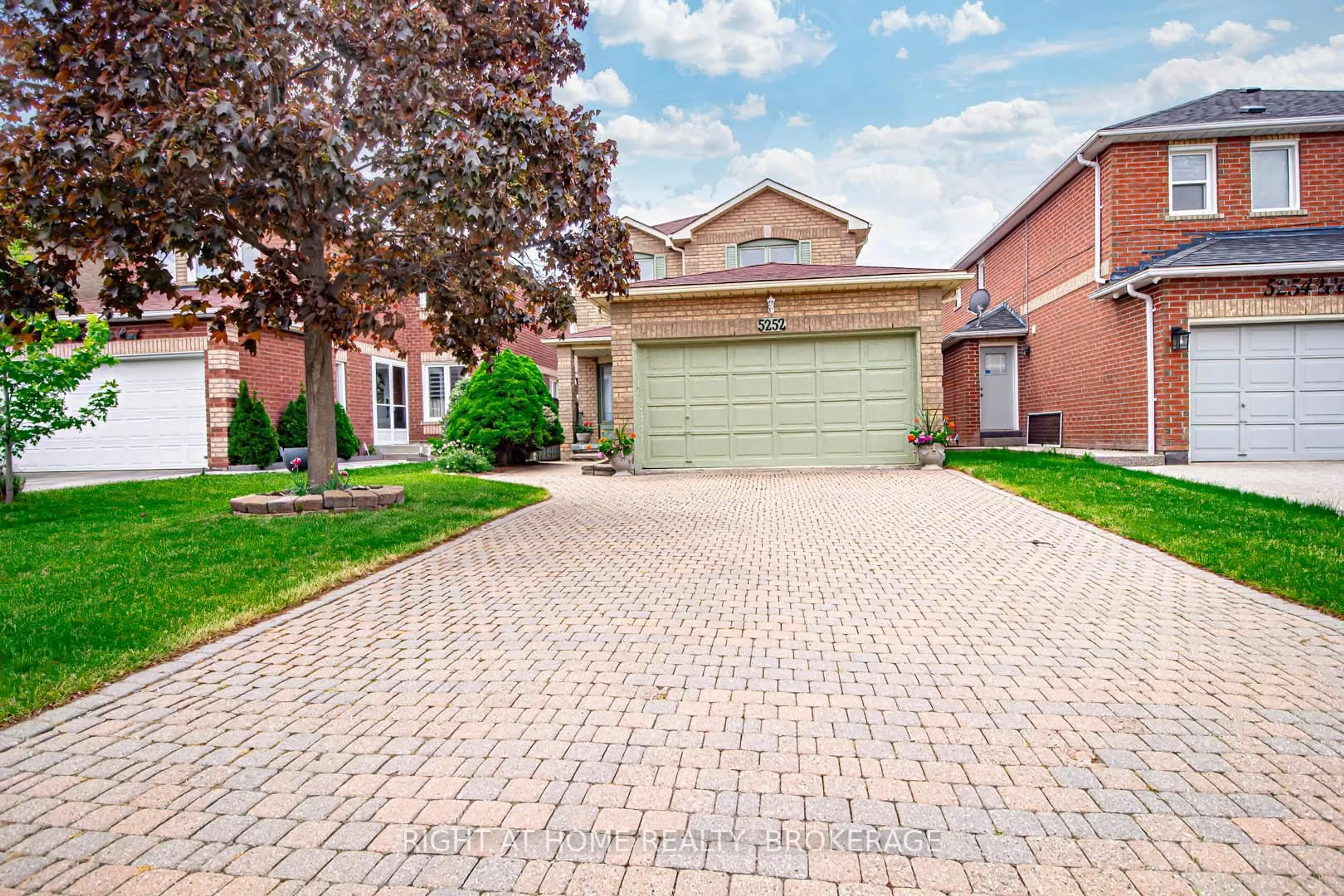 Home with brick exterior material, street for 5252 Willowside Crt, Mississauga Ontario L5V 1V1