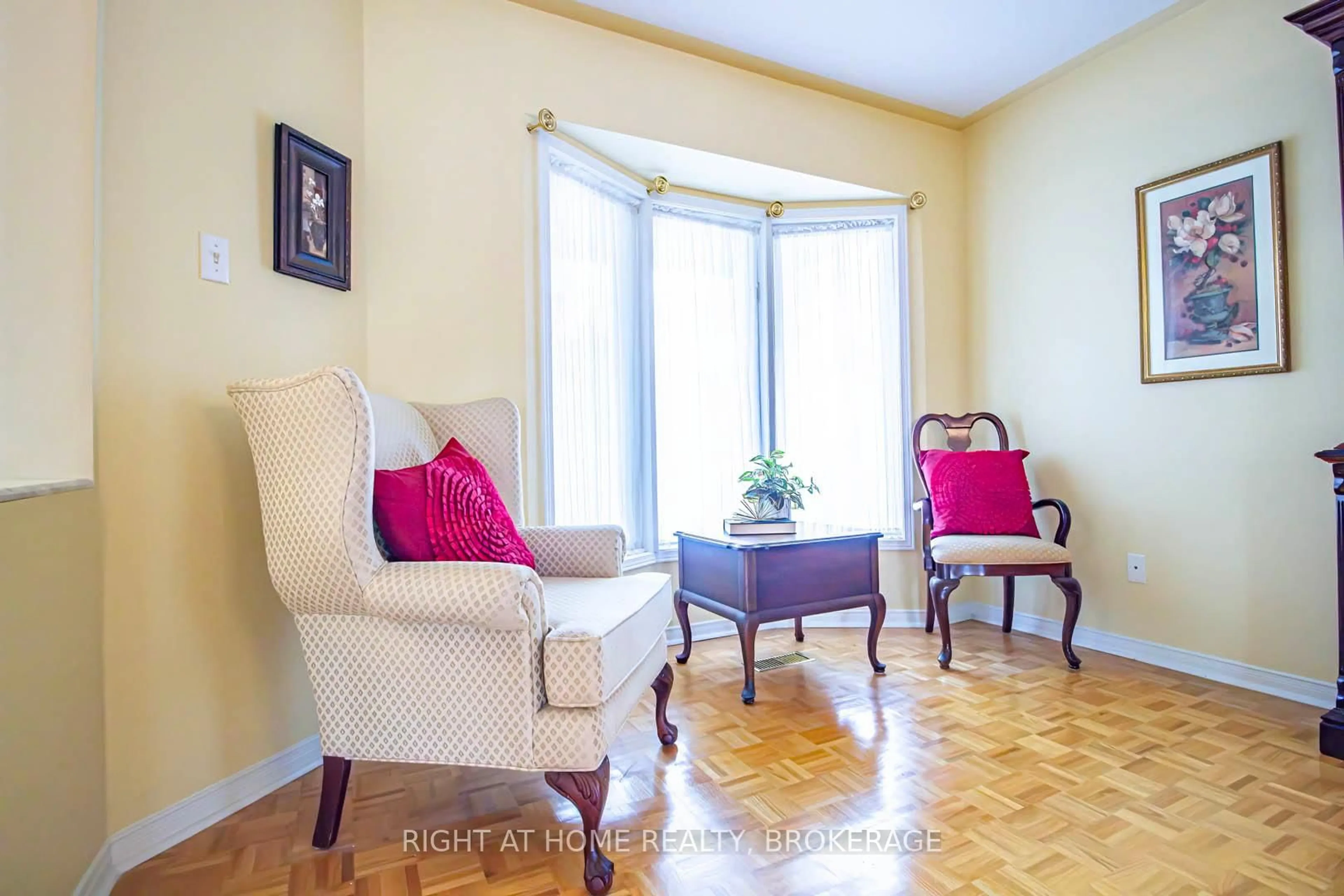Living room with furniture, wood/laminate floor for 5252 Willowside Crt, Mississauga Ontario L5V 1V1