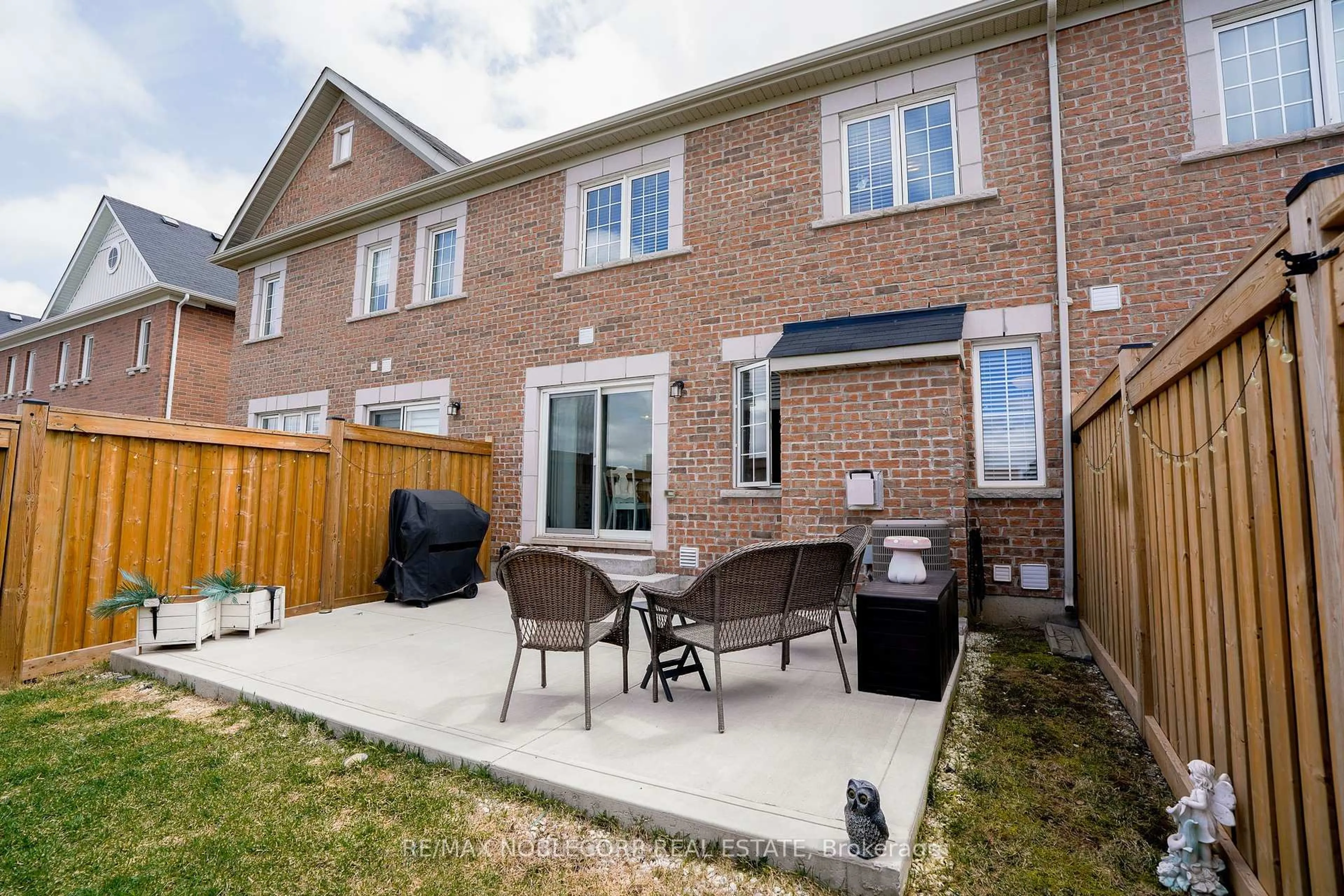 Patio, street for 1152 Duignan Cres, Milton Ontario L9E 1C3