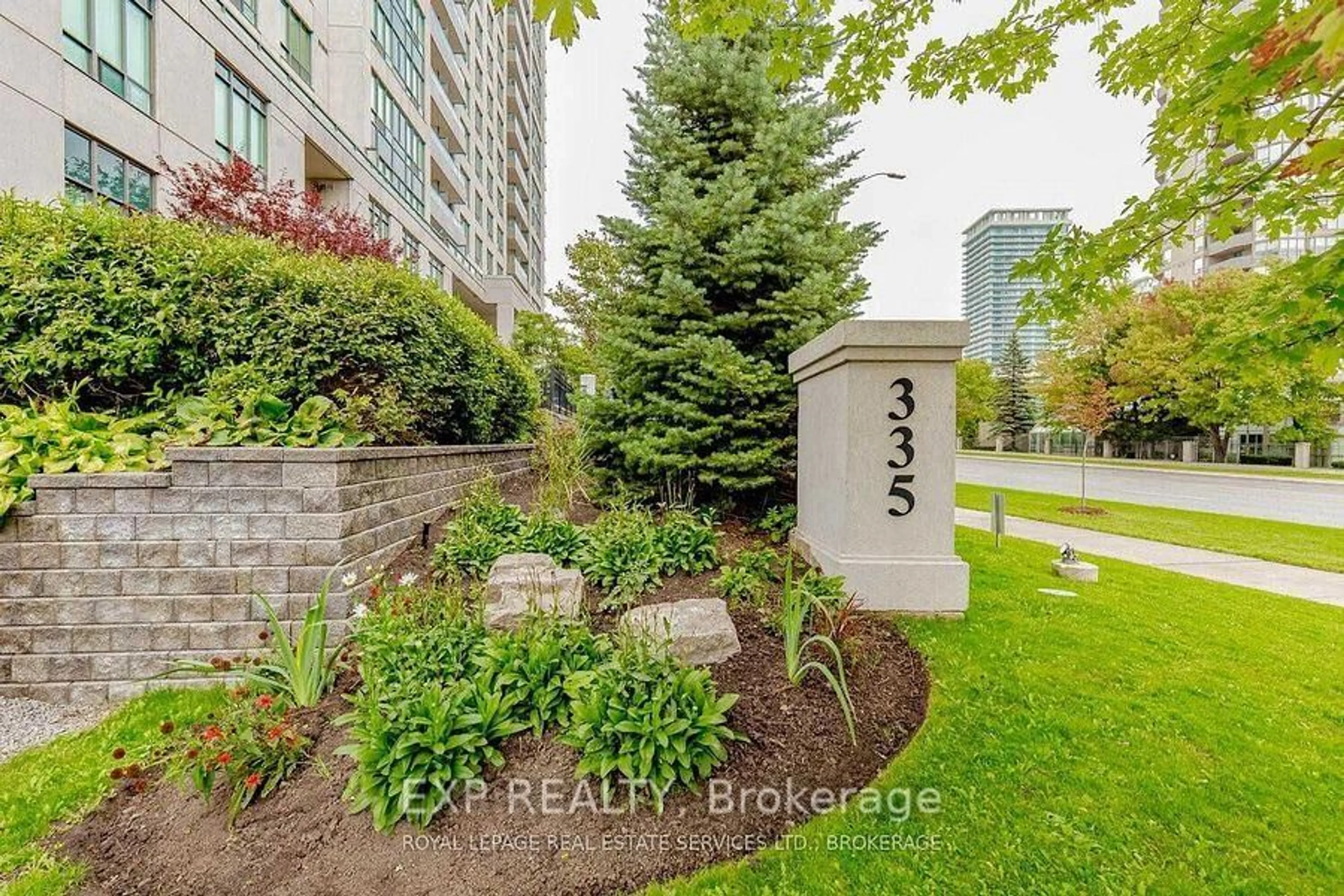 Indoor entryway for 335 Rathburn Rd #303, Mississauga Ontario L5B 0C8