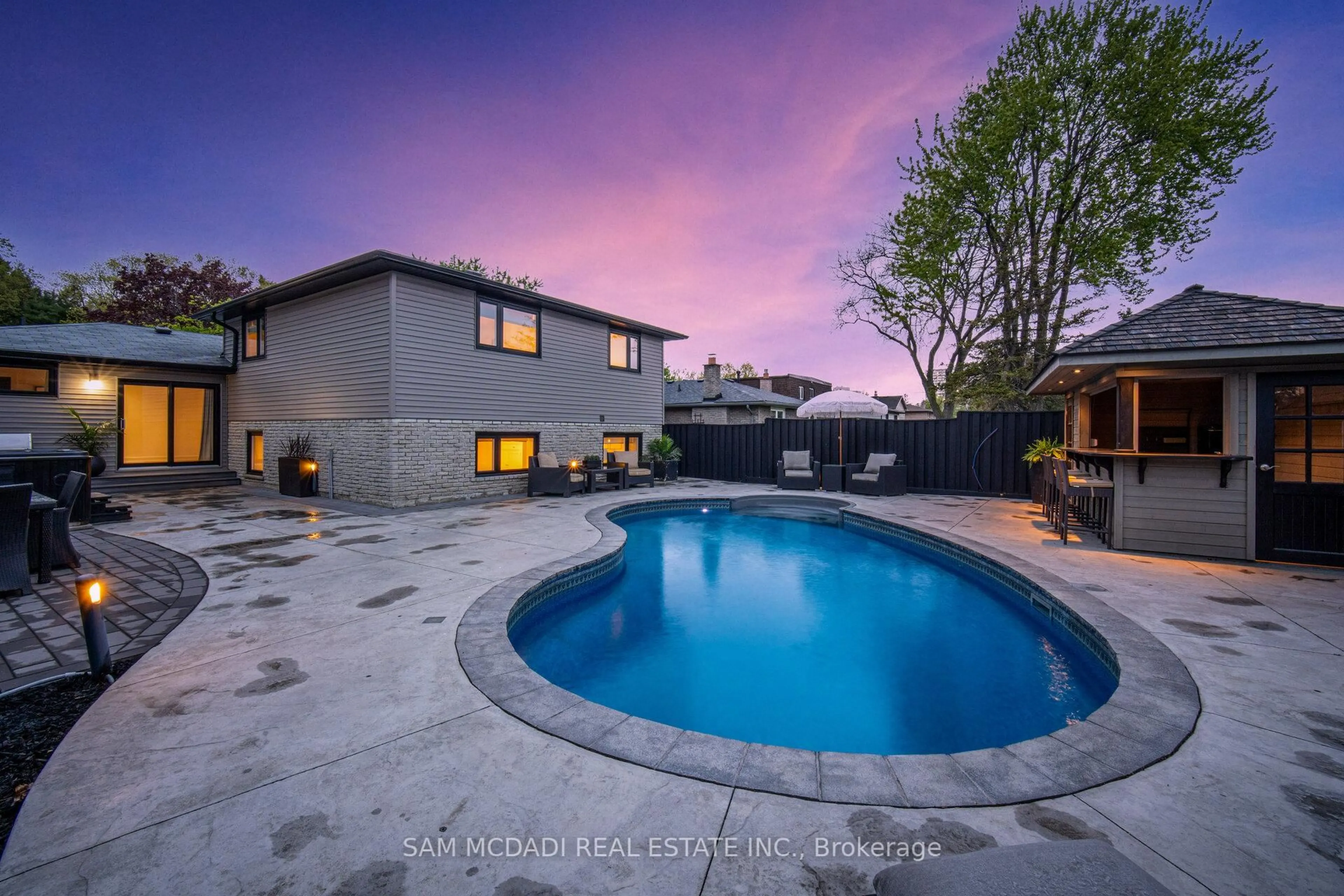 A pic from outside/outdoor area/front of a property/back of a property/a pic from drone, unknown for 247 Cherry Post Dr, Mississauga Ontario L5A 1J1